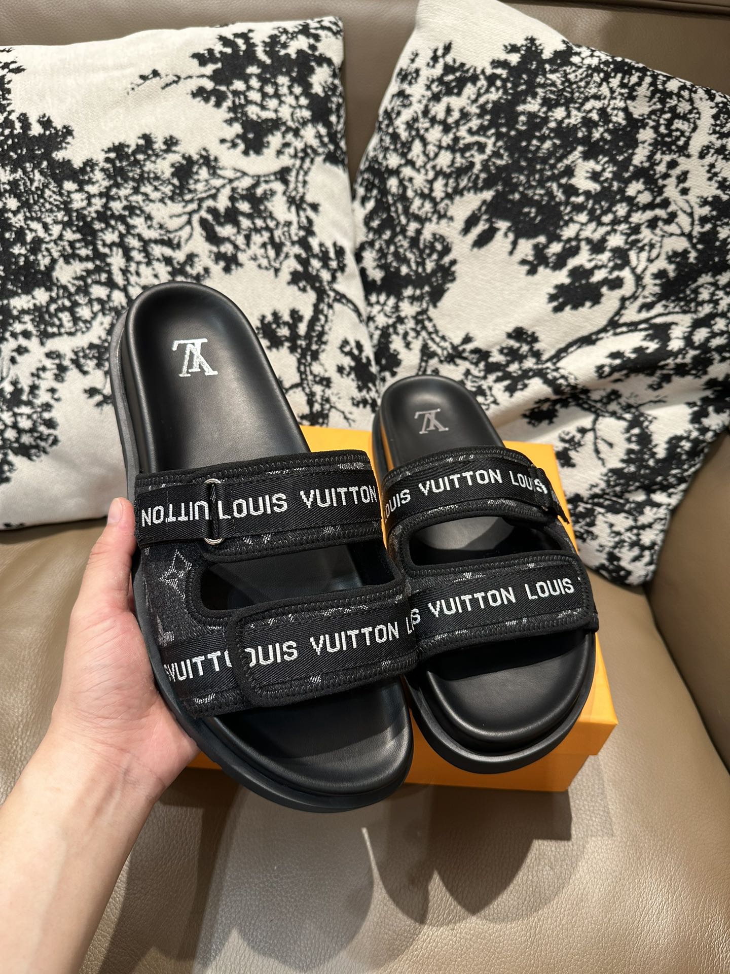 NO:409592,LV two-fold flip flops, cowhide, sheepskin, size 36-46:, slippers, louis vuitton, slippers, cowhide, sheepskin19860909LV二字拖,牛皮面 羊皮里,36-46码 :,拖鞋,louis vuitton,slippers,cowhide,sheepskin,Women's Shoes