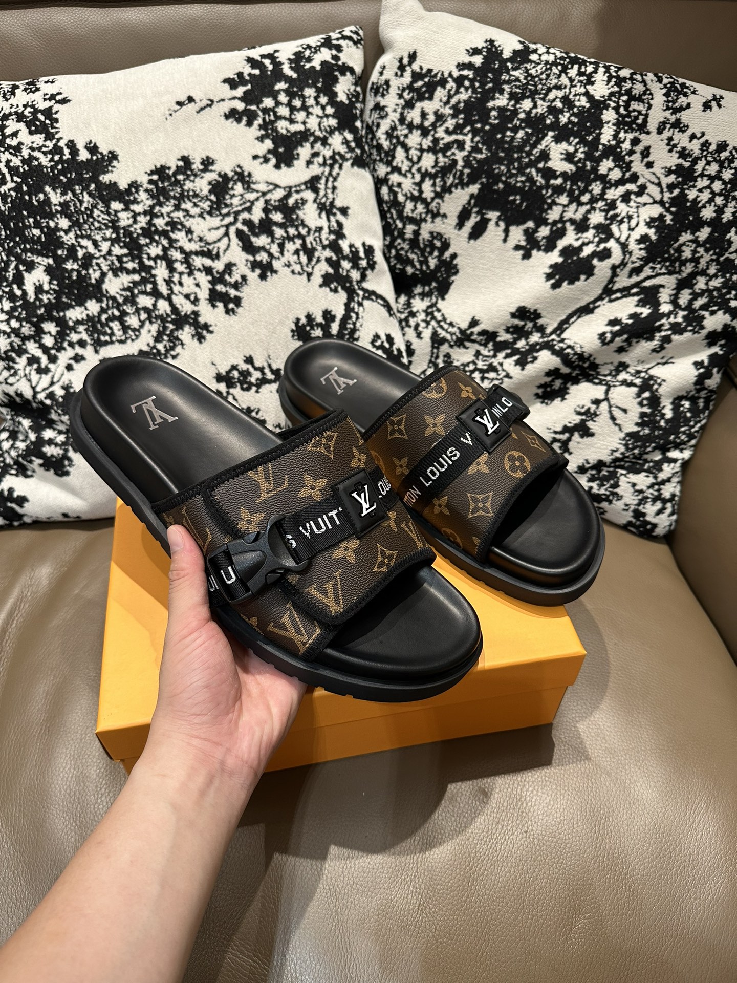 NO:409594,LV snap velcro, cowhide, sheepskin, size 36-46:, slippers, louis vuitton, slippers, cowhide, sheepskin19860909LV 卡扣魔术贴,牛皮面 羊皮里,36-46码 :,拖鞋,louis vuitton,slippers,cowhide,sheepskin,Women's Shoes