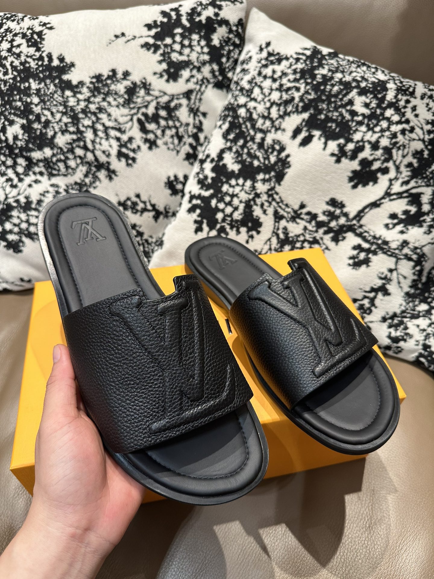 NO:409126,New LV men's slippers, full-textured cowhide, cowhide footbed!  Slippers, 36-46 sizes (45.46 custom made), slippers, louis vuitton, slippers, cowhide19860909LV 男士拖鞋新款 材质全牛皮面 牛皮里,牛皮垫脚！ 码数36-46码（45.46定做）,拖鞋,louis vuitton,slippers,cowhide,Women's Shoes