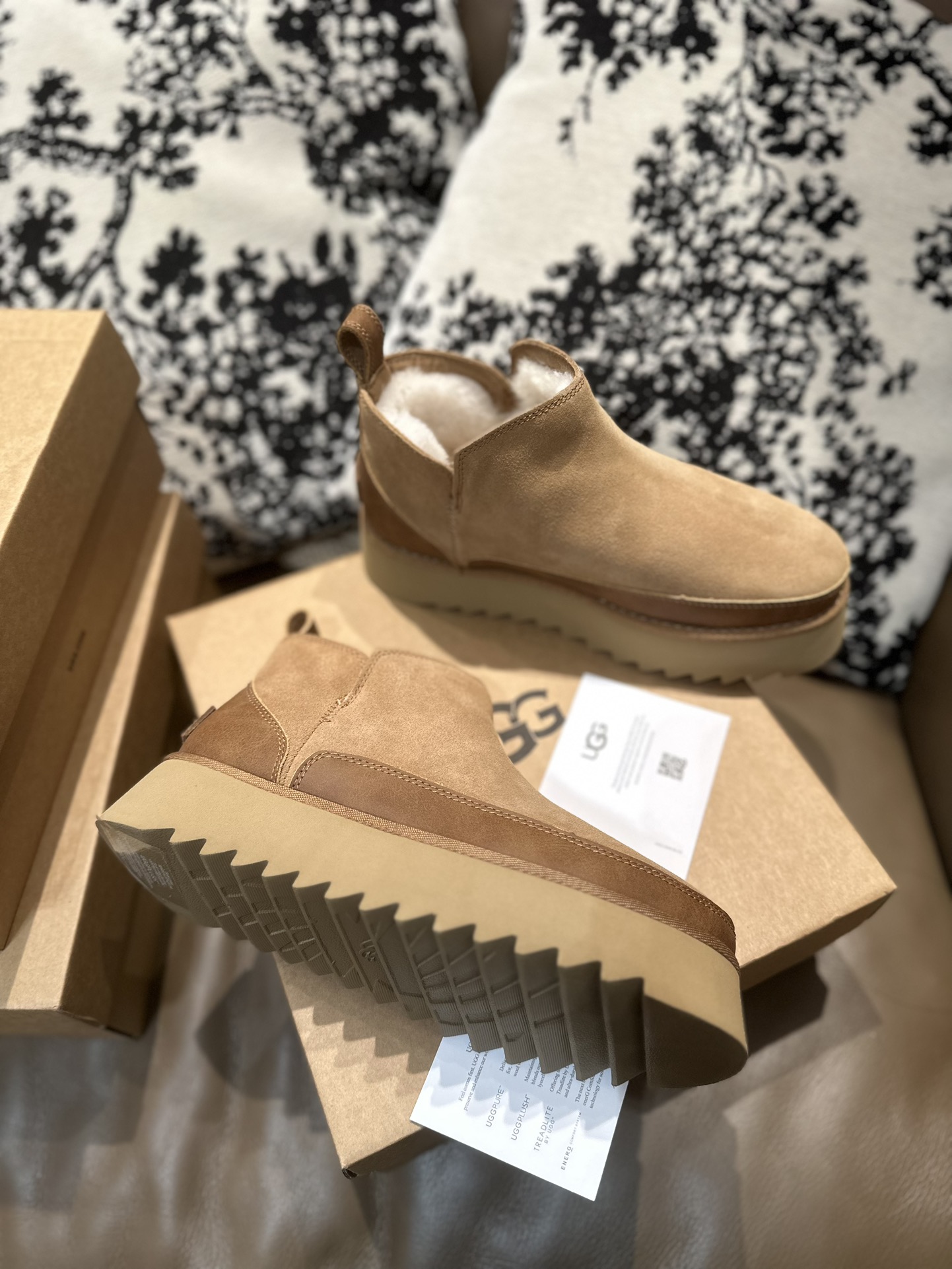 NO:579524,High version of UGG short boots, first-layer cowhide and sheepskin, washboard 1/1 outsole size 35-40, boots, cowhide, sheepskin19860909UGG 短靴高版本,头层牛皮拼接羊皮毛一体,搓衣板1/1大底35-40码,,boots,cowhide,sheepskin,Men's shoes