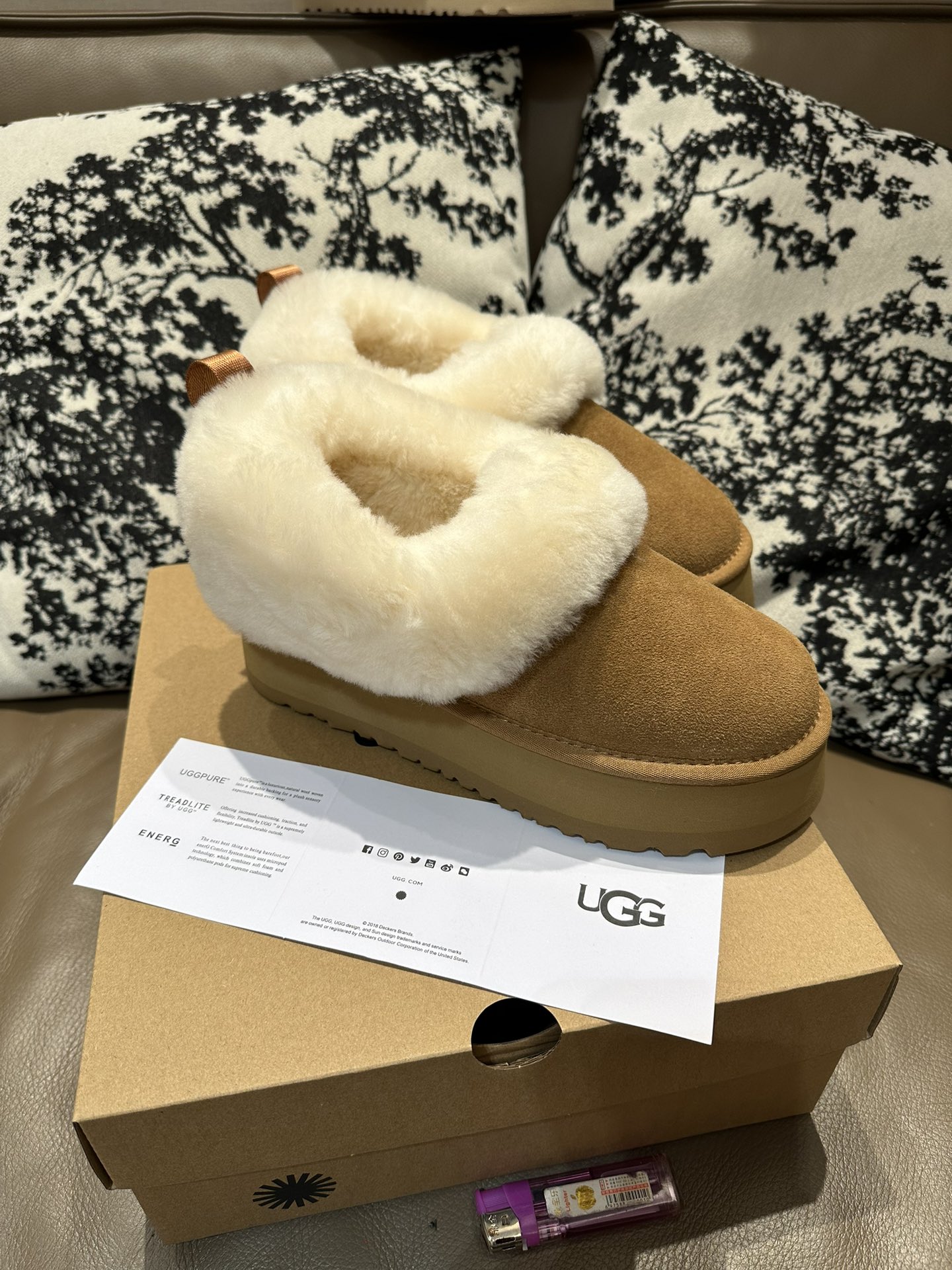 NO:579509,(Latest model) Tatzler slip-on shoes. Order price is separate. UGG/Thick-soled fur shoes. Upper design, made of high-quality suede leather upper, fur-integrated lining. Collar style, extra-thick sheepskin fur integrated outside. Sole material, comfortable Treadlite by #UGG #EVA light wing outsole. Sizes for women: 35 36 37 38 39 40 Sizes for men: 41 42 43  44 (men's size 10),,sheepskin19860909（最新款）塔次勒便鞋 订单另外价 UGG/厚底毛毛鞋 鞋面设计,采用优质翻毛皮鞋面,皮毛一体内里 领口款式,外翻超厚羊皮毛一体 鞋底材质,舒适的Treadlite by #UGG #EVA 轻翼大底. 尺码女35 36 37 38 39 40 尺码男: 41 42 43 44（男码10）,,sheepskin,Men's shoes