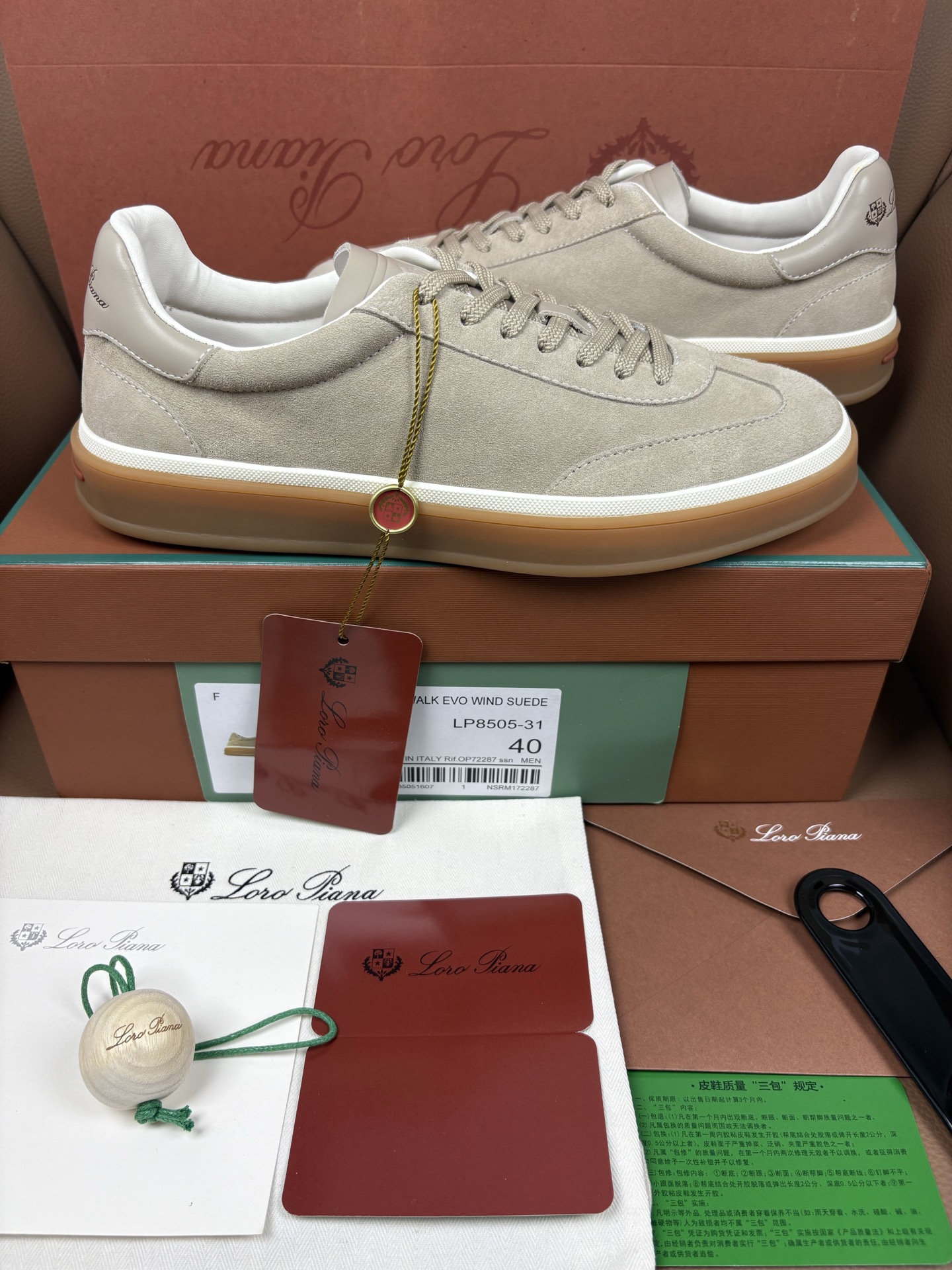 NO:850855,Loro Piana is a pure and absolute expression: lightness, materials and layers are naturally blended here, achieving a balance between rigor, casualness and contemporary attitude. Top grade 1/1 quality, original full set of packaging. Upper imported high mercerized special cow suede. Lining: imported fetal cowhide. Feet imported first-layer cowhide. Original 1/1 outsole. Size: 38-46, loro piana,cowhide19860909Loro Piana 作为一种纯粹而绝对的表达:轻盈、材质与层次在此自然交融,在严谨、随性与当代态度之间达成平衡. 品级顶级1/1品质、原版全套包装 鞋面进口高丝光专用牛反绒 内里: 进口胎牛皮 垫脚进口头层牛皮 鞋底原版1/1大底 码数:38-46,,loro piana,cowhide,Men's shoes