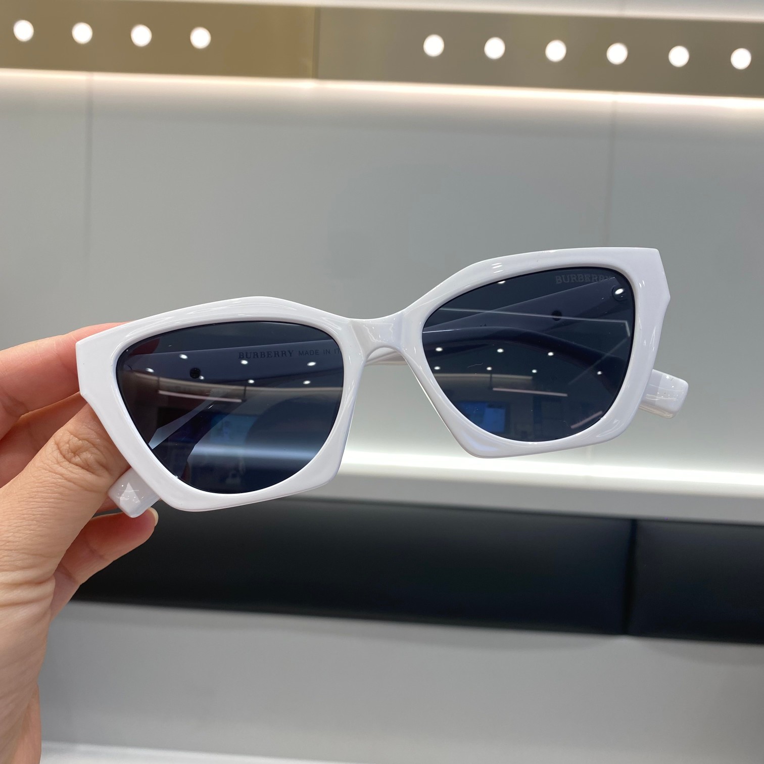 💰80
Burberry 巴宝莉墨镜！男女同款 偏光镜 有效防紫外线，消除眩光，达到全面的保护。轻质是必须的，一点没有压迫感！生猛的硬货，不管你现在有没有墨镜都要入一个，意大利产的订单发到东莞华宏组装供亚洲地区门店‼️客供板材，眼镜的立体感会更强！鼻托，特殊材质，非常舒服，不压鼻梁，比普通墨镜更好，反正就是根官网一样的，纯正原单。发货已入库，全部门店原包装！眼镜包装、礼盒、身份卡、Burberry 客供拭镜布！正儿八经的渠道货从来不会在细节上掉链子！