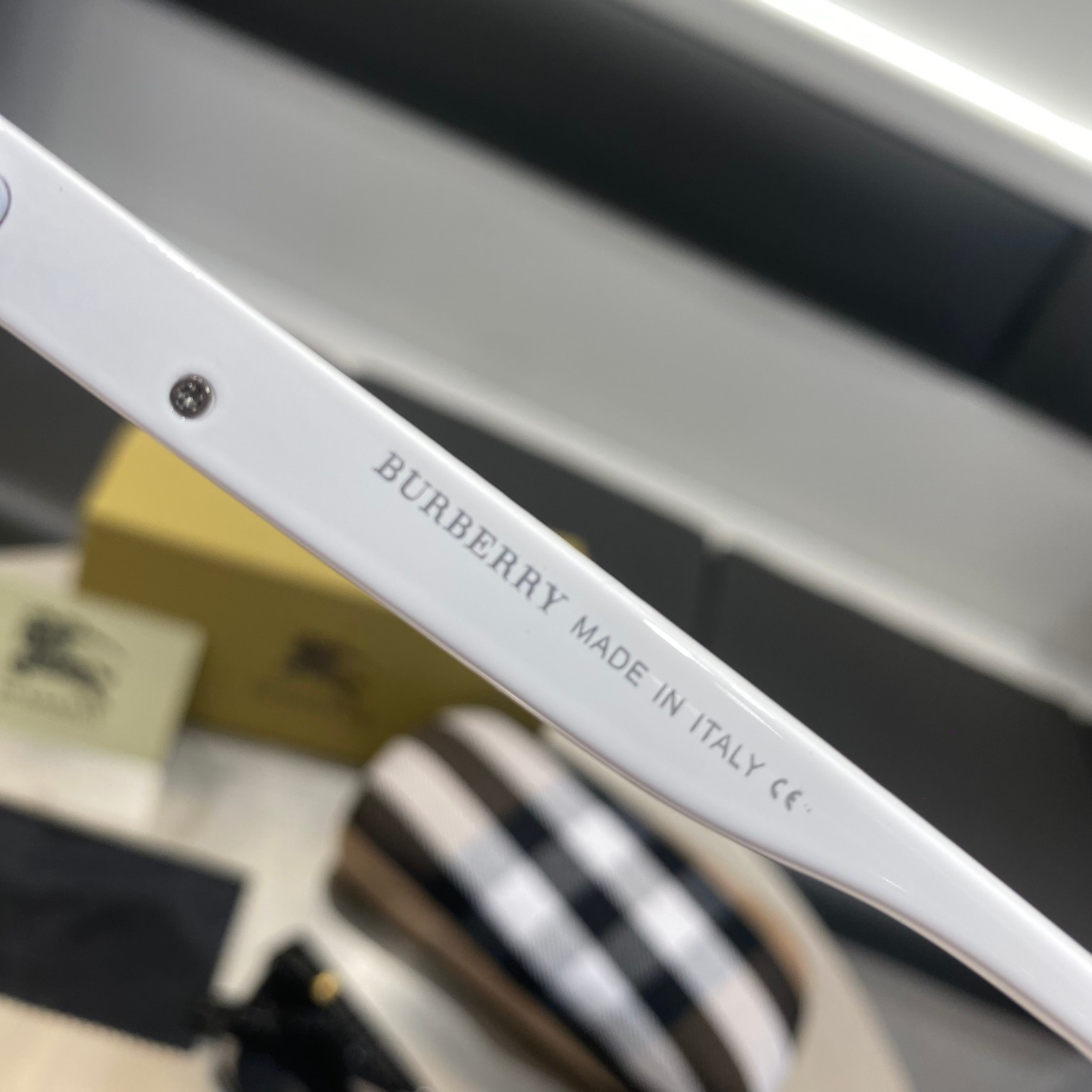 💰80
Burberry 巴宝莉墨镜！男女同款 偏光镜 有效防紫外线，消除眩光，达到全面的保护。轻质是必须的，一点没有压迫感！生猛的硬货，不管你现在有没有墨镜都要入一个，意大利产的订单发到东莞华宏组装供亚洲地区门店‼️客供板材，眼镜的立体感会更强！鼻托，特殊材质，非常舒服，不压鼻梁，比普通墨镜更好，反正就是根官网一样的，纯正原单。发货已入库，全部门店原包装！眼镜包装、礼盒、身份卡、Burberry 客供拭镜布！正儿八经的渠道货从来不会在细节上掉链子！