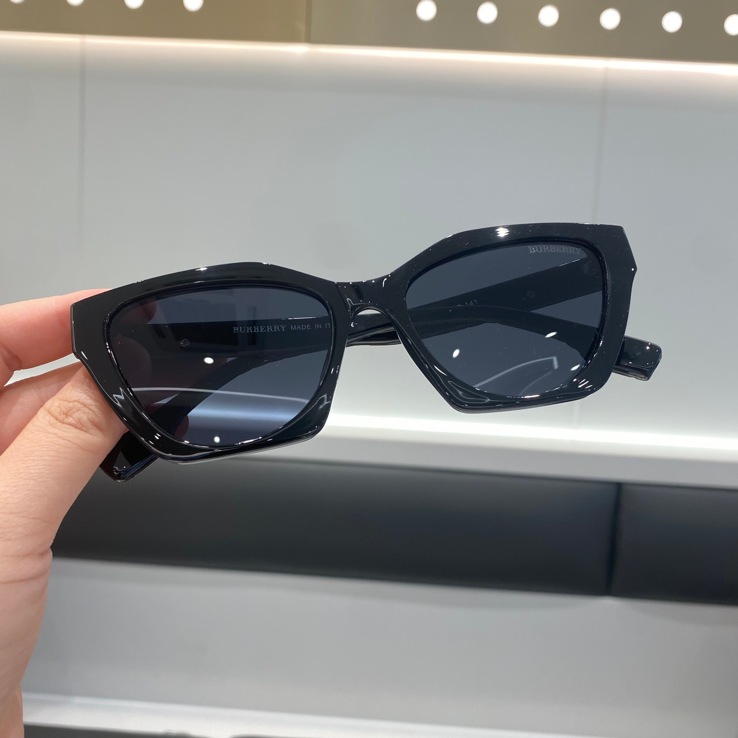 💰80
Burberry 巴宝莉墨镜！男女同款 偏光镜 有效防紫外线，消除眩光，达到全面的保护。轻质是必须的，一点没有压迫感！生猛的硬货，不管你现在有没有墨镜都要入一个，意大利产的订单发到东莞华宏组装供亚洲地区门店‼️客供板材，眼镜的立体感会更强！鼻托，特殊材质，非常舒服，不压鼻梁，比普通墨镜更好，反正就是根官网一样的，纯正原单。发货已入库，全部门店原包装！眼镜包装、礼盒、身份卡、Burberry 客供拭镜布！正儿八经的渠道货从来不会在细节上掉链子！