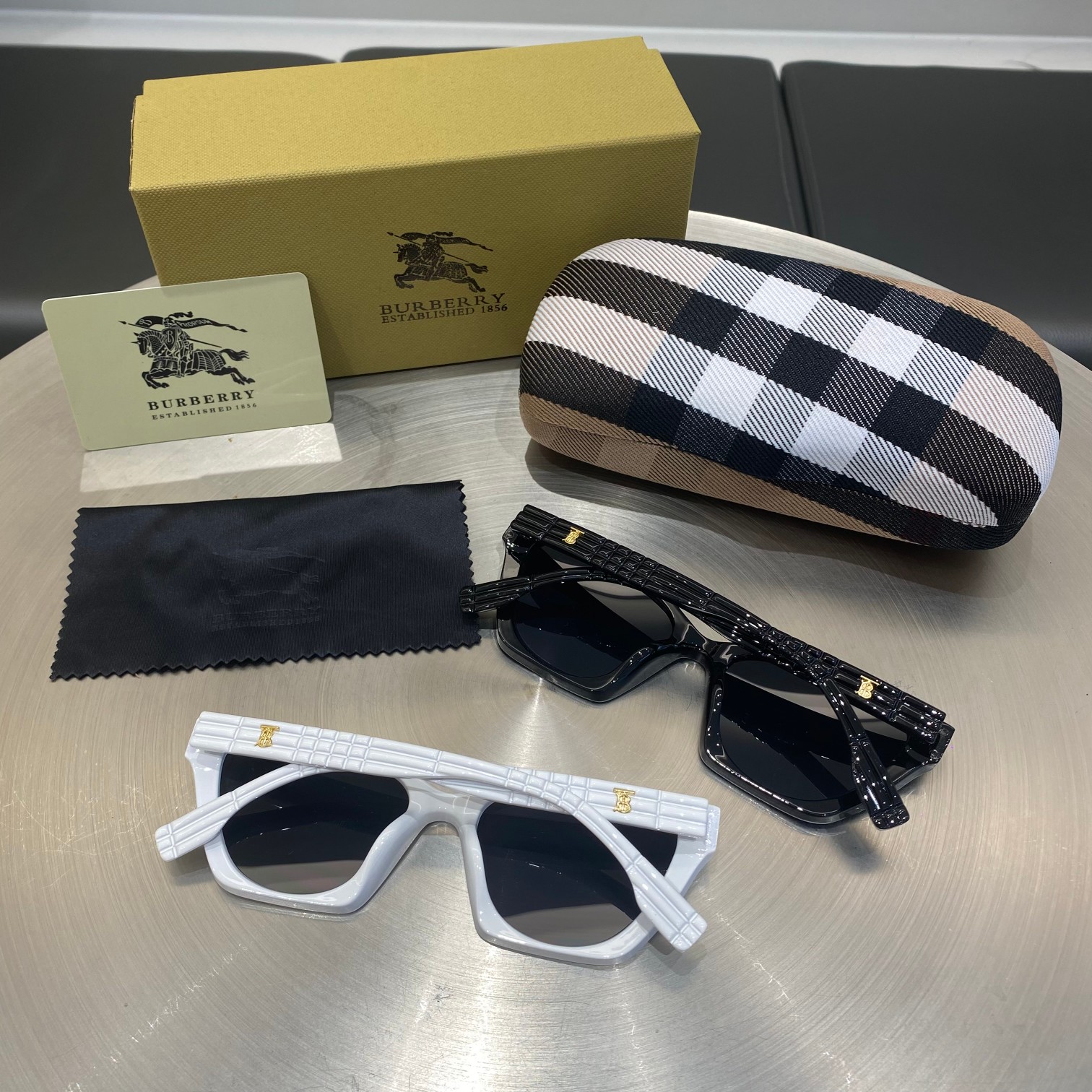 💰80
Burberry 巴宝莉墨镜！男女同款 偏光镜 有效防紫外线，消除眩光，达到全面的保护。轻质是必须的，一点没有压迫感！生猛的硬货，不管你现在有没有墨镜都要入一个，意大利产的订单发到东莞华宏组装供亚洲地区门店‼️客供板材，眼镜的立体感会更强！鼻托，特殊材质，非常舒服，不压鼻梁，比普通墨镜更好，反正就是根官网一样的，纯正原单。发货已入库，全部门店原包装！眼镜包装、礼盒、身份卡、Burberry 客供拭镜布！正儿八经的渠道货从来不会在细节上掉链子！