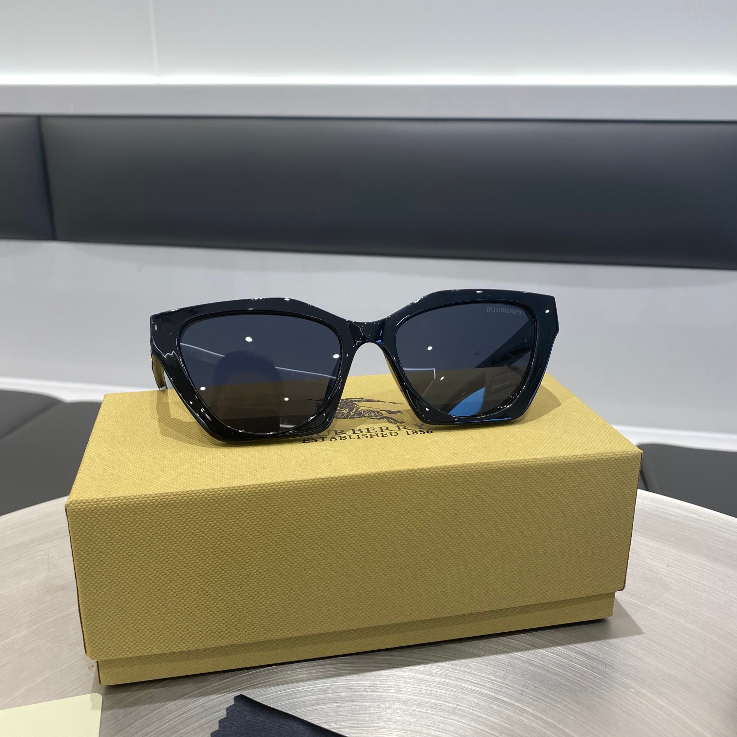 💰80
Burberry 巴宝莉墨镜！男女同款 偏光镜 有效防紫外线，消除眩光，达到全面的保护。轻质是必须的，一点没有压迫感！生猛的硬货，不管你现在有没有墨镜都要入一个，意大利产的订单发到东莞华宏组装供亚洲地区门店‼️客供板材，眼镜的立体感会更强！鼻托，特殊材质，非常舒服，不压鼻梁，比普通墨镜更好，反正就是根官网一样的，纯正原单。发货已入库，全部门店原包装！眼镜包装、礼盒、身份卡、Burberry 客供拭镜布！正儿八经的渠道货从来不会在细节上掉链子！