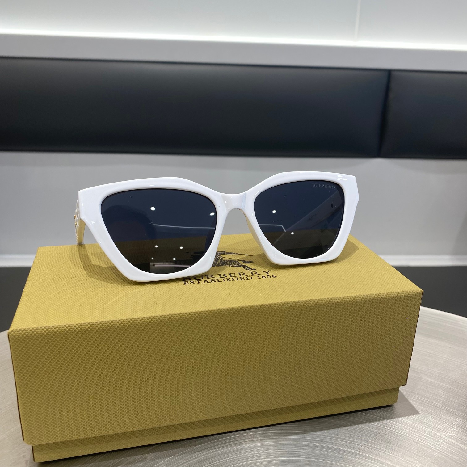 💰80
Burberry 巴宝莉墨镜！男女同款 偏光镜 有效防紫外线，消除眩光，达到全面的保护。轻质是必须的，一点没有压迫感！生猛的硬货，不管你现在有没有墨镜都要入一个，意大利产的订单发到东莞华宏组装供亚洲地区门店‼️客供板材，眼镜的立体感会更强！鼻托，特殊材质，非常舒服，不压鼻梁，比普通墨镜更好，反正就是根官网一样的，纯正原单。发货已入库，全部门店原包装！眼镜包装、礼盒、身份卡、Burberry 客供拭镜布！正儿八经的渠道货从来不会在细节上掉链子！