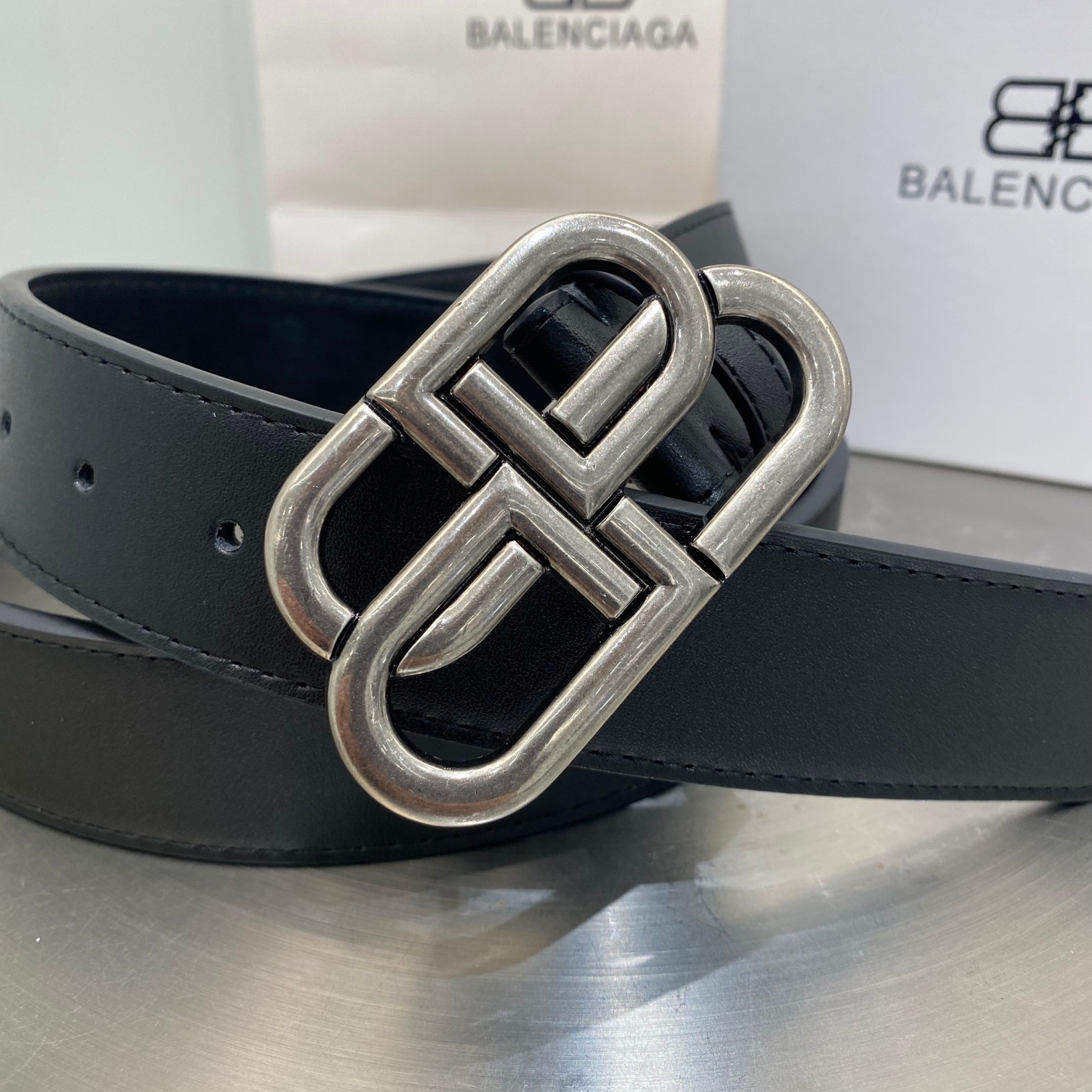💰85，BALENCIAGA巴黎世家新款时尚腰带，原版光皮搭配原版底皮，配上复古经典扣，时尚百搭，宽度3.5cm