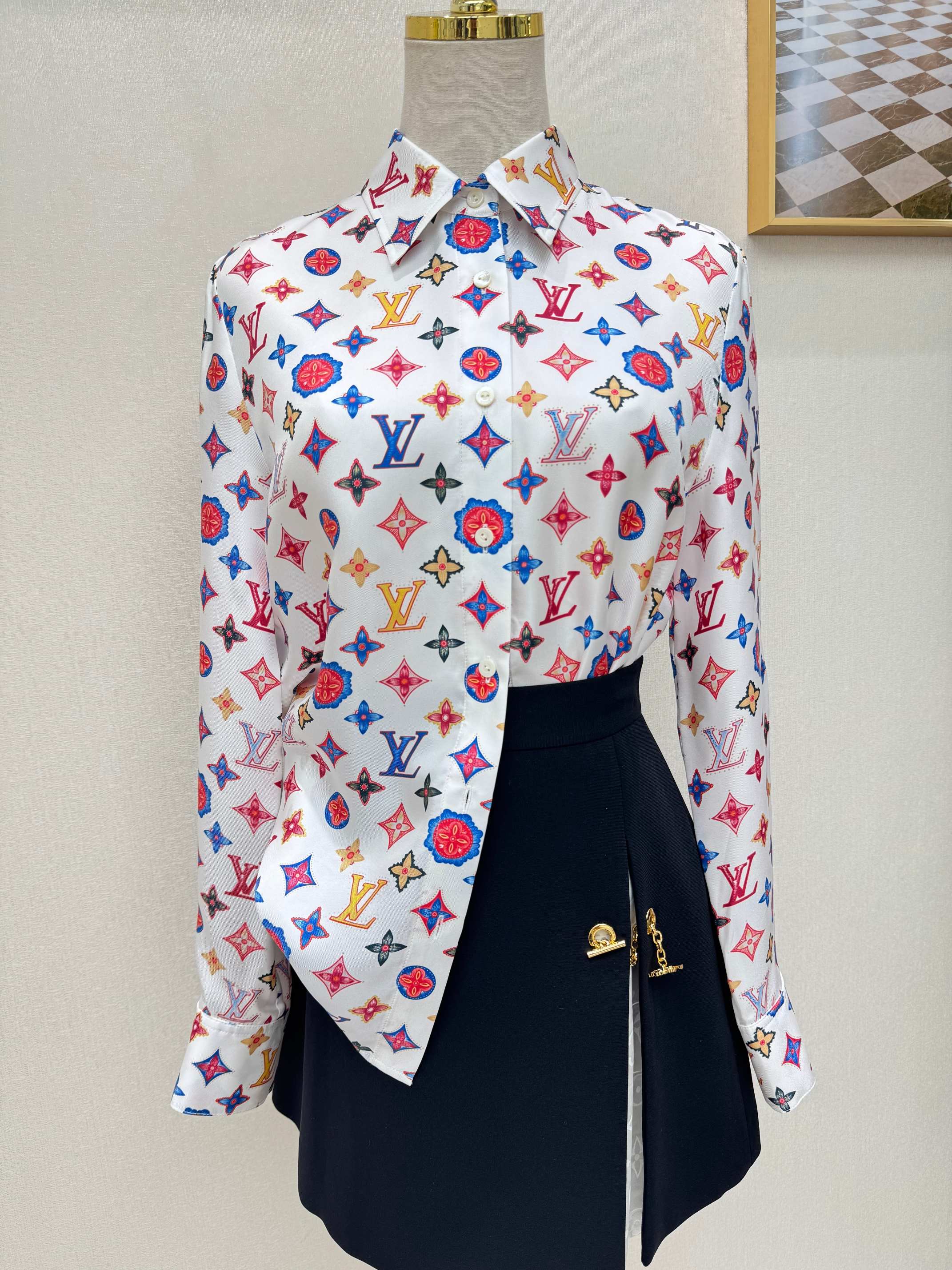 Louis Vuitton Printed Silk Shirt - Clover & Logo Design, Soft & Comfortable 6 a1740182984187 4586