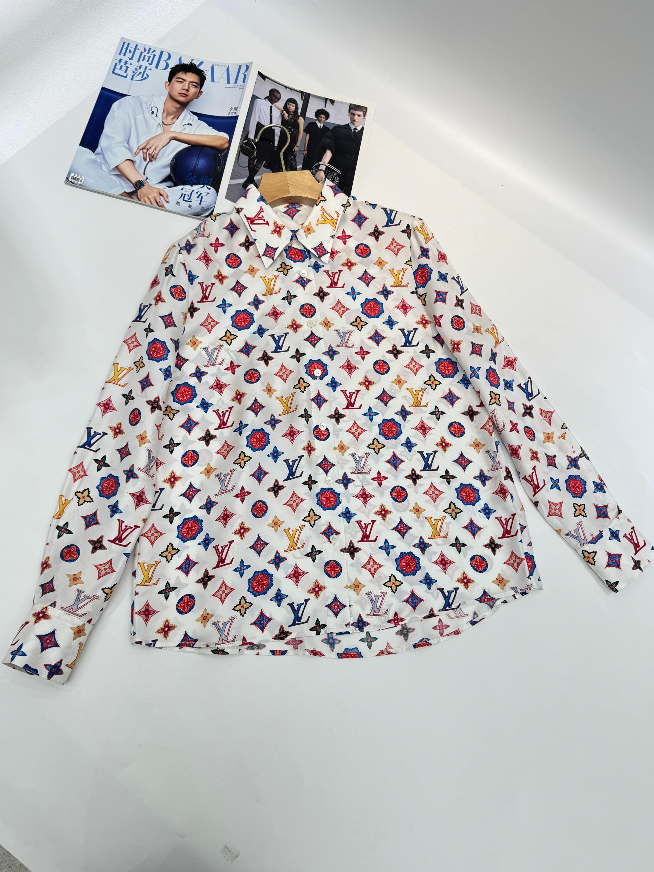 Louis Vuitton Printed Silk Shirt - Clover & Logo Design, Soft & Comfortable 7 a1740182986126 3051