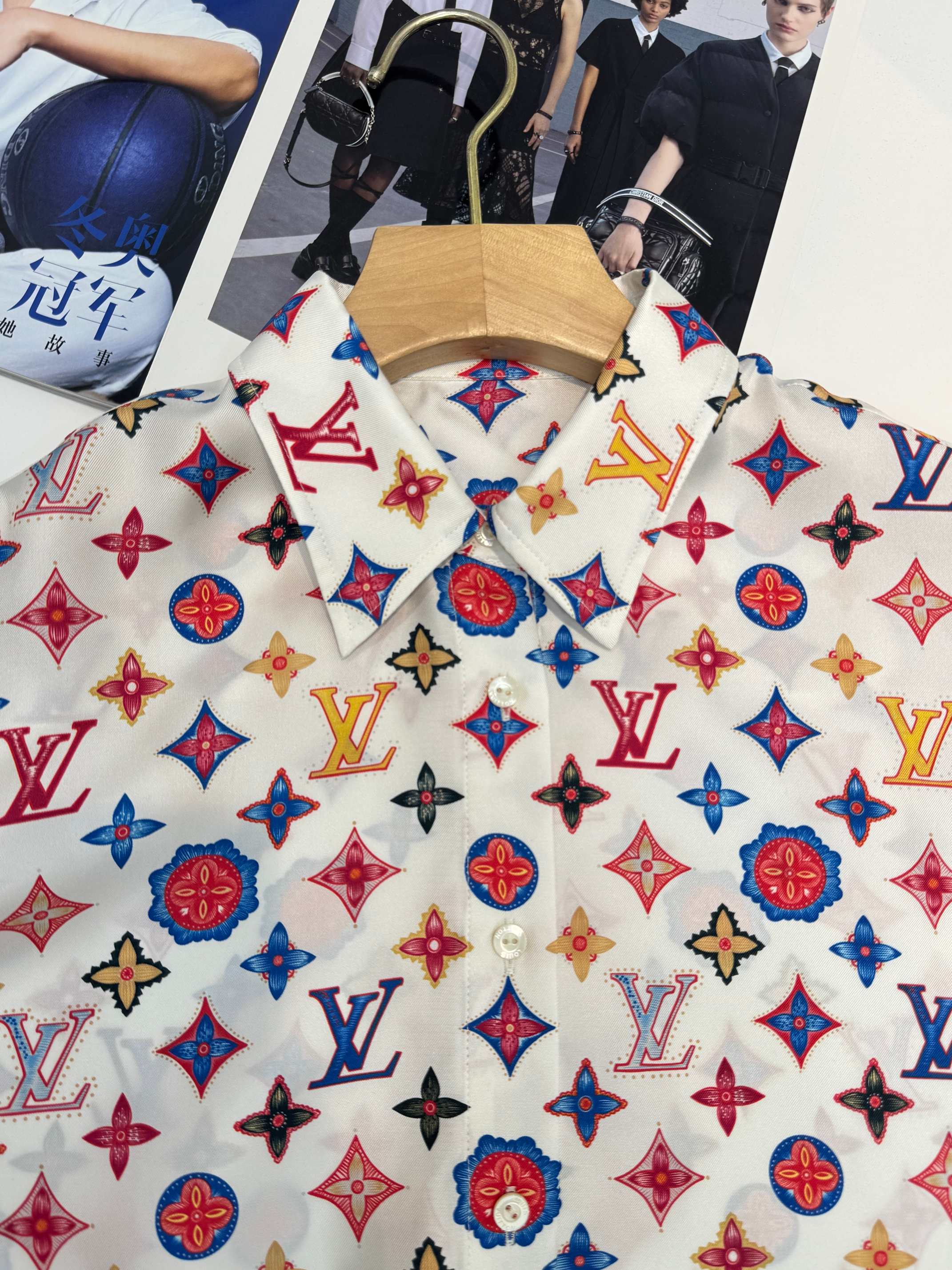 Louis Vuitton Printed Silk Shirt - Clover & Logo Design, Soft & Comfortable 8 a1740182986474 2442