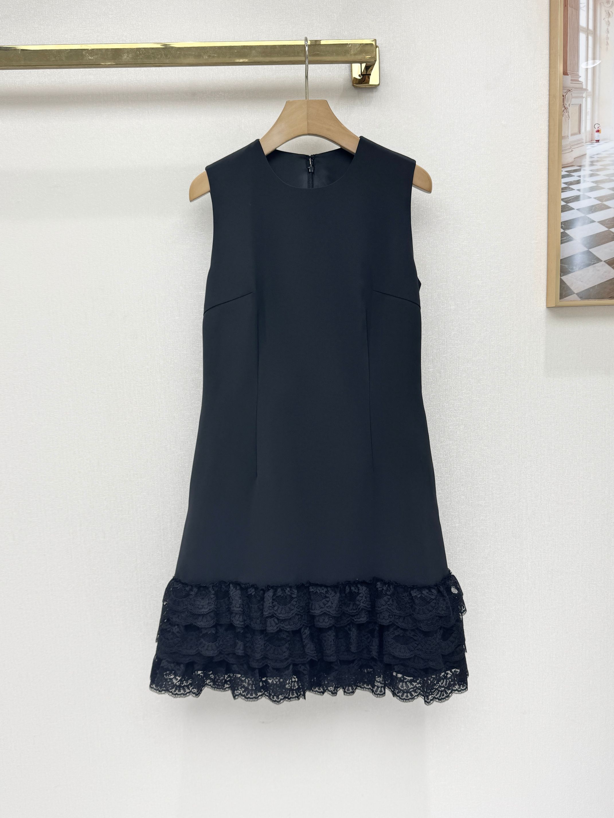 NO:888483,Louis Lace Dress is made of imported triacetate fabric, with lace design on the hem and fit. It looks great with a small coat for daily wear and events. A must-have little black dress this summer!  Sizes S-XL,Louis Vuitton-clothing,louis vuitton,skirts,jackets & coats,19860909路易 拼蕾丝连衣裙 进口三醋酸面料,下脚拼蕾丝设计,版型合体,日常穿搭出席活动搭个小外套巨好看,这个夏天必备小黑裙！ 尺码S-XL,路易威登-服装,louis vuitton,skirts,jackets & coats,,Women's clothing