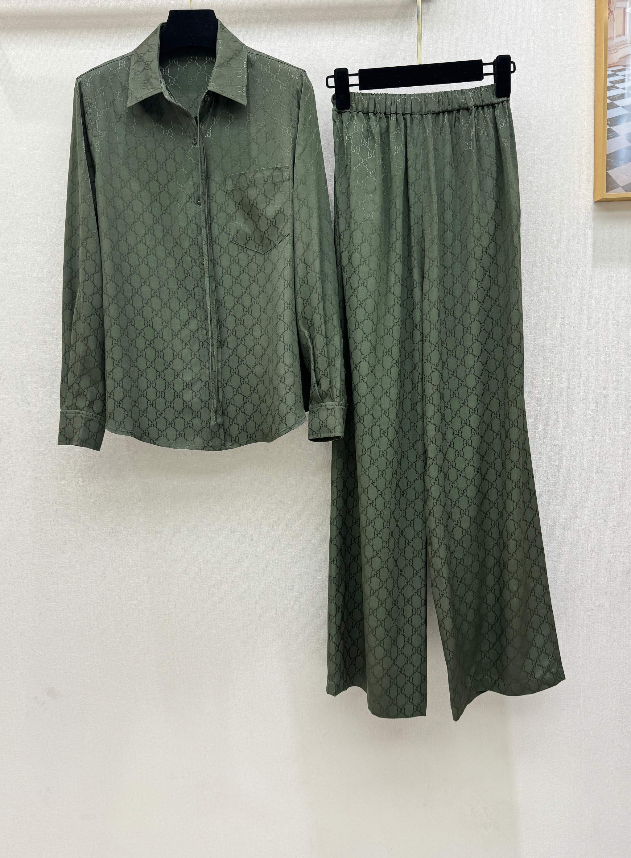 NO:861473,GU Jacquard Suit The jacquard pattern on the upper body is full of undulating flow!  Regular lapel loose-fitting shirts, neckline tie design, and suit matching can give people a strong and soft elegance!  Size s-XL 390,Gucci-clothing,gucci,19860909GU 提花套装 提花图案上身充满起伏的流动感！常规翻领宽松版型衬衣,领口系带设计,套装搭配搭都能留给人刚柔并济的优雅！ 尺码s-XL 390,古驰-服装,gucci,,Women's clothing