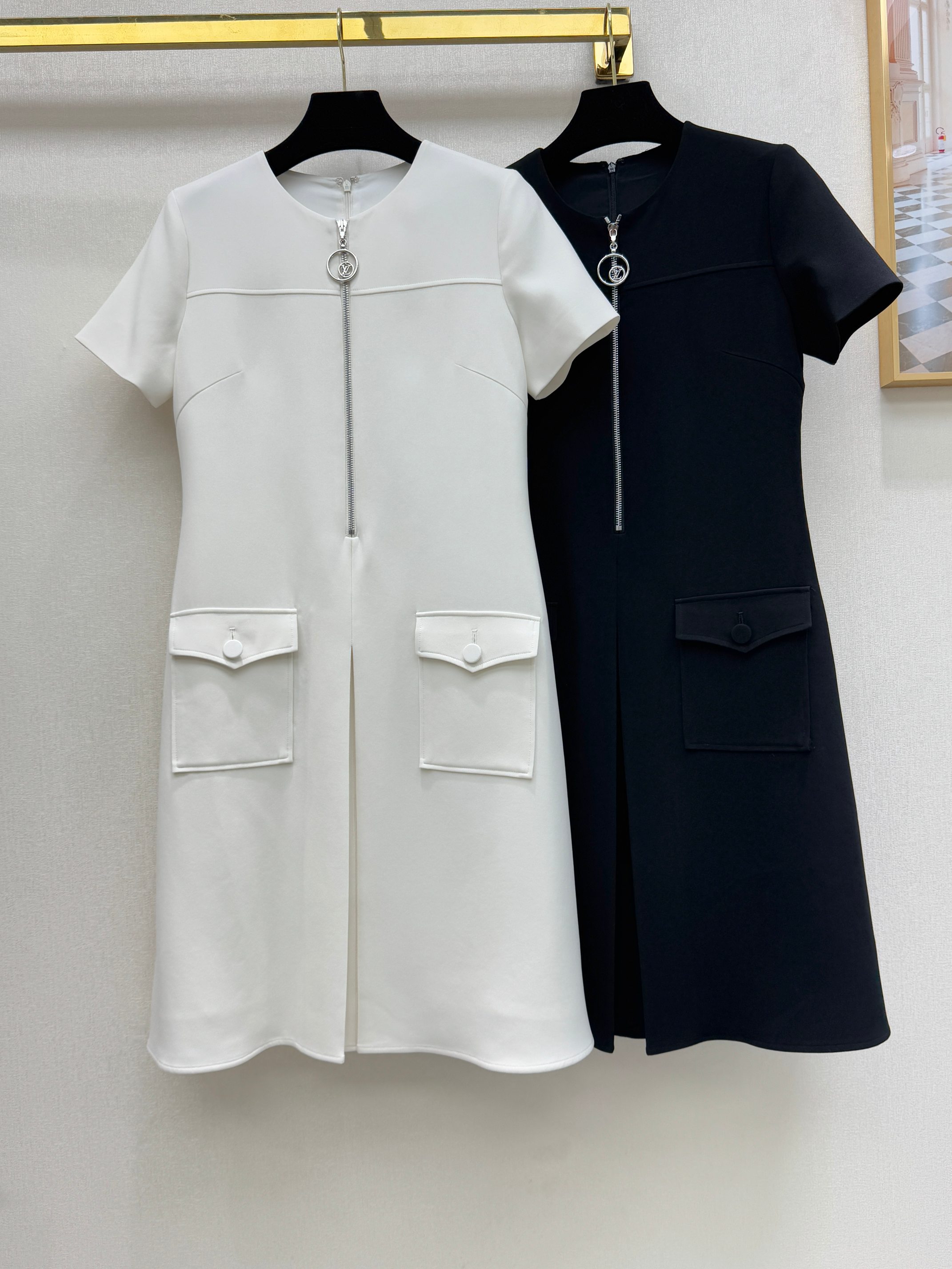 NO:861274,Louis zipper dress is made of high-definition acetate fabric, with a small round neck and A-line shape. The front and middle zipper pulls are full of design. The flap pockets on both sides are both decorative and practical. You can easily get the elegant temperament!  Sizes S-XL,Louis Vuitton-clothing,louis vuitton,skirts,19860909路易 拉链连衣裙 高定醋酸面料,小圆领A字版型,前中拉链头点缀设计感十足,两侧翻盖口袋兼具装饰且实用,优雅气质轻松get！ 尺码S-XL,路易威登-服装,louis vuitton,skirts,,Women's clothing