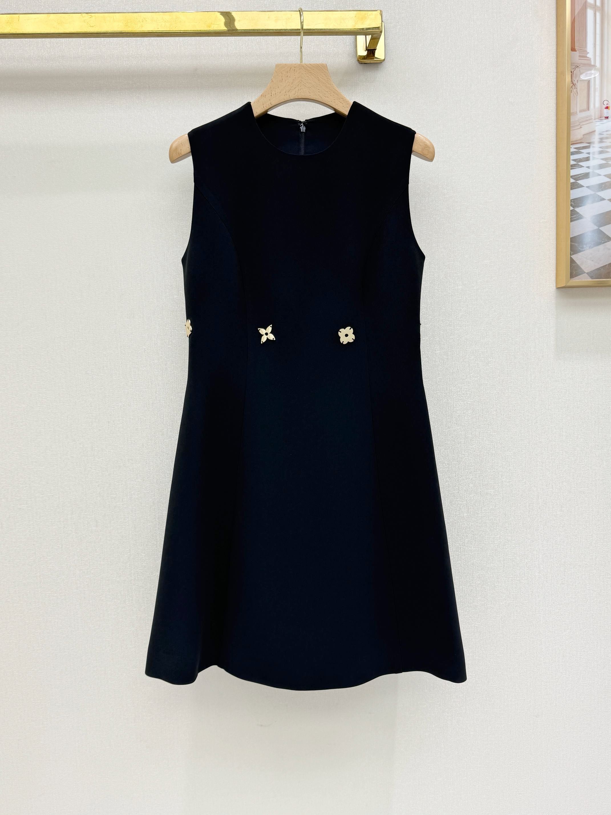 NO:861294,Louis Sleeveless Dress Customized acetate fabric, small round neck sleeveless design, original hardware decoration on the waist, small A-line waist, slimming, simple and elegant!  Sizes S-XL,Louis Vuitton-clothing,louis vuitton,skirts,19860909路易无袖连衣裙 定制醋酸面料,小圆领无袖设计,腰部原版五金装饰,小A字版型收腰显瘦简约优雅！ 尺码S-XL,路易威登-服装,louis vuitton,skirts,,Women's clothing