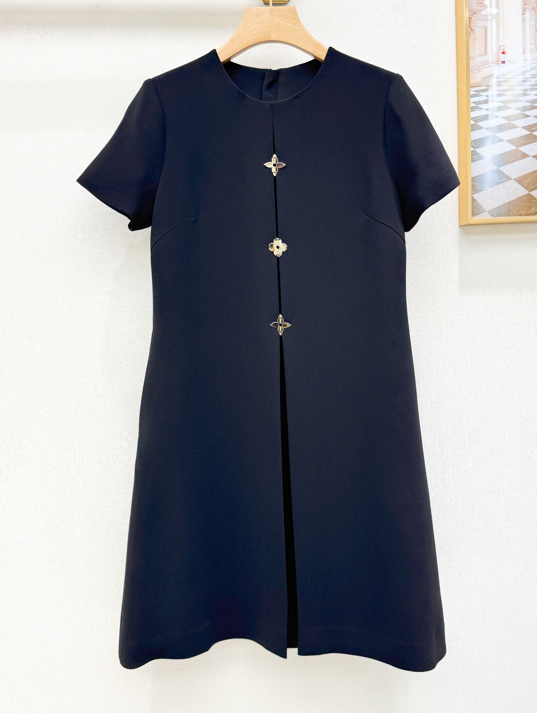 NO:861263,Louis dress is made of high-end acetate fabric, which is both stiff and feminine. It is matched with Baroque style hardware. It is inspired by Louis XIV and the Palace of Versailles. It is full of exquisiteness and nobility!  Sizes S-XL,Louis Vuitton-clothing,louis vuitton,skirts,19860909路易连衣裙 高定醋酸面料,兼具挺括与柔美,搭配巴洛克风格五金,灵感源自路易十四与凡尔赛宫,精致贵气满满！尺码S-XL,路易威登-服装,louis vuitton,skirts,,Women's clothing