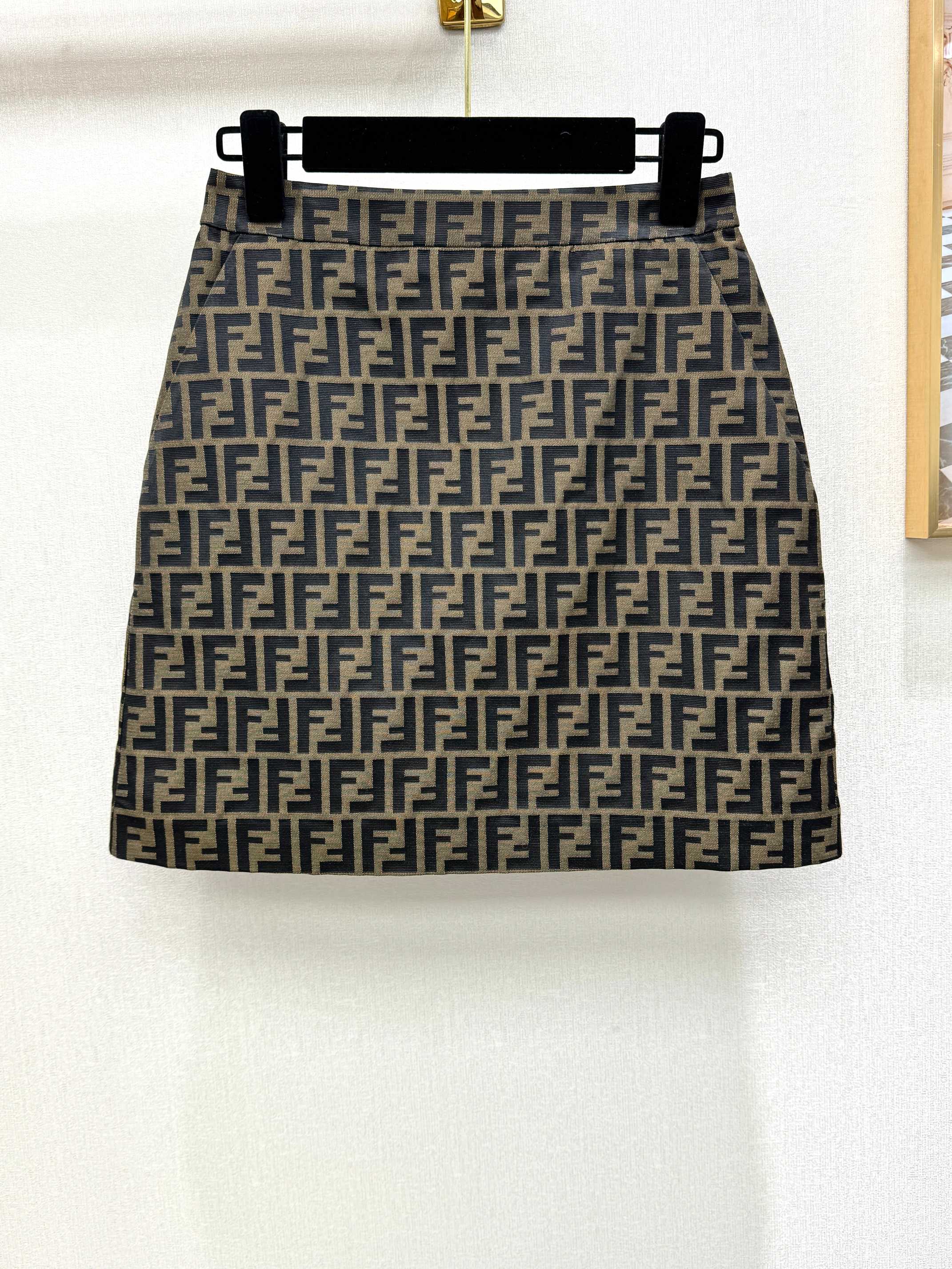 NO:861349,FD presbyopic skirt Fendi mid-cycle series presbyopic hip skirt, classic double F letter pattern, high-waisted A-line version, modified waistline, retro and fashionable. Sizes S-XL, Fendi-clothing, fendi, fendi, skirts,19860909FD老花半裙 Fendi中古系列老花包臀裙,经典双F字母图案,高腰A字版型,修饰腰线,复古又时髦.尺码S-XL,芬迪-服装,fendi,fendi,skirts,,Women's clothing