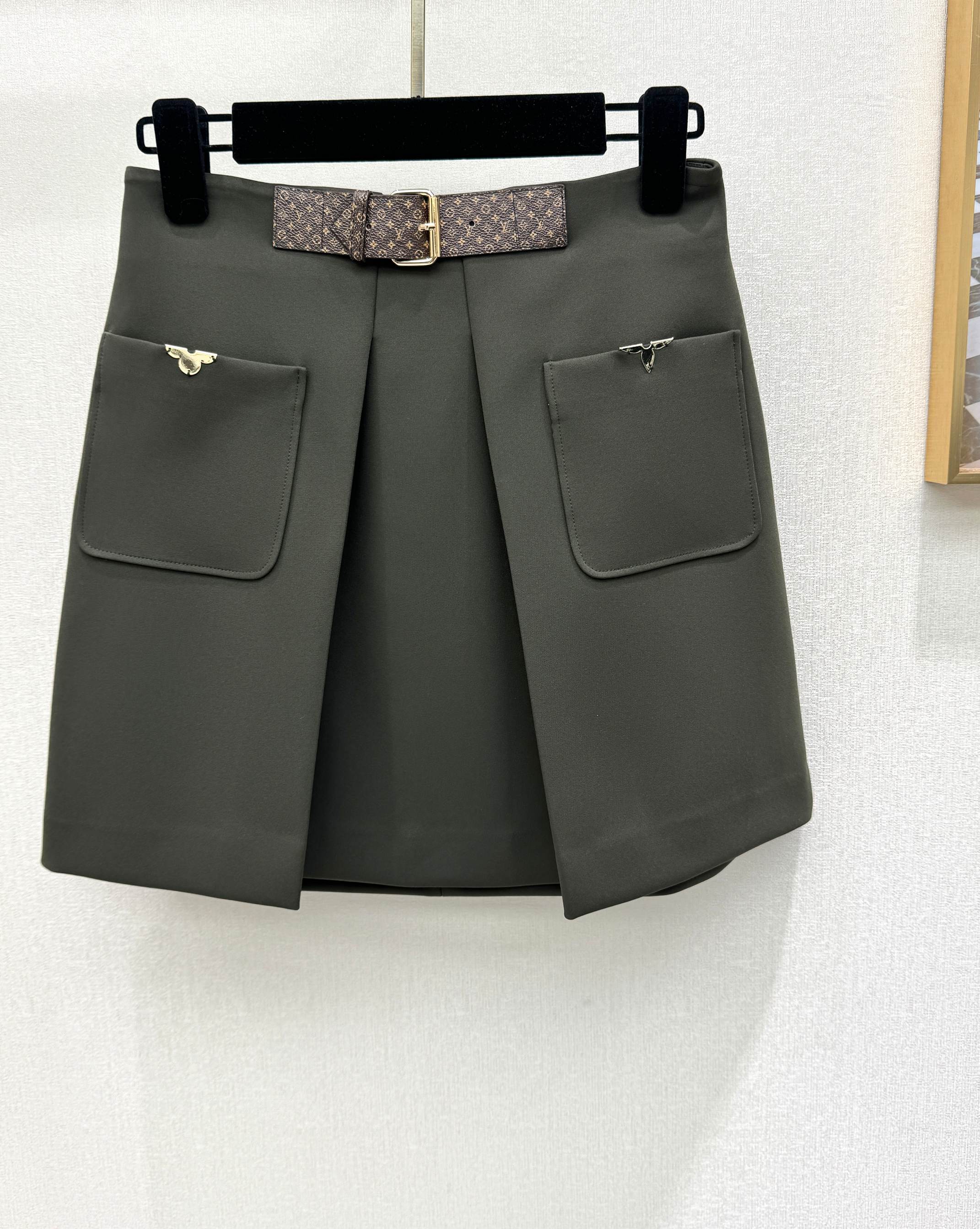 NO:861304,Louis presbyopia leather band skirt, small A-line version, leather band embellishment on the front waist, high waist to lengthen the waistline, custom hardware decoration on the pockets on both sides, military green and white, high-end and easy to match!  Sizes S-XL,Louis Vuitton-clothing,louis vuitton,skirts,19860909路易 老花皮袢半裙  小A字版型,前腰皮袢点缀,高腰拉长腰线,两侧口袋定制五金装饰,军绿显白高级好搭配！尺码S-XL,路易威登-服装,louis vuitton,skirts,,Women's clothing