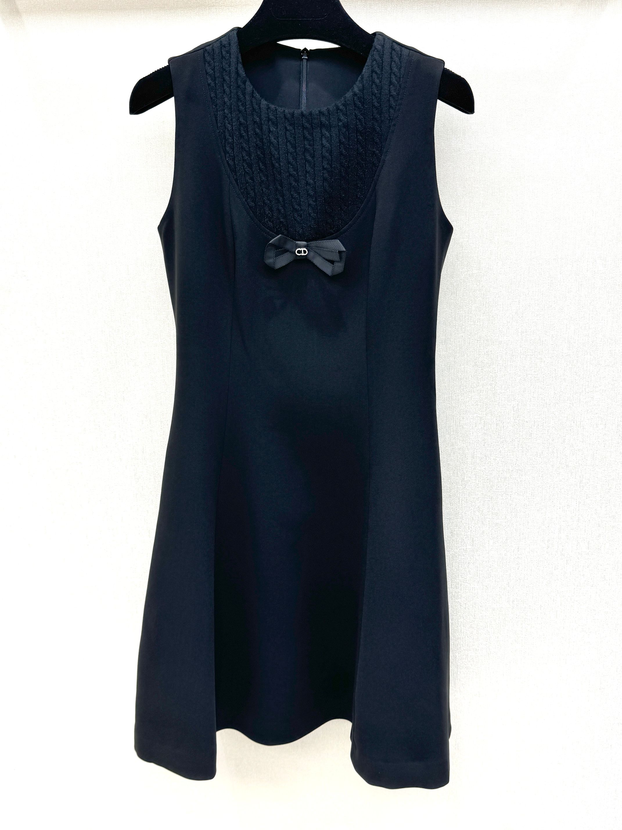 NO:861399,CD Sleeveless Dress Customized acetate fabric, sleeveless design, knitted front chest, elegant and dignified!  Slimming and slimming, the A-line waist skirt is super elegant!  Sizes S-XL, Dior-clothing, dior, skirts, brooch, breastpin,19860909CD 无袖连衣裙 定制醋酸面料,无袖设计,前胸针织拼接,优雅端庄！修身显瘦,A字收腰裙摆超显气质！尺码S-XL,迪奥-服装,dior,skirts,brooch，breastpin,,Women's clothing