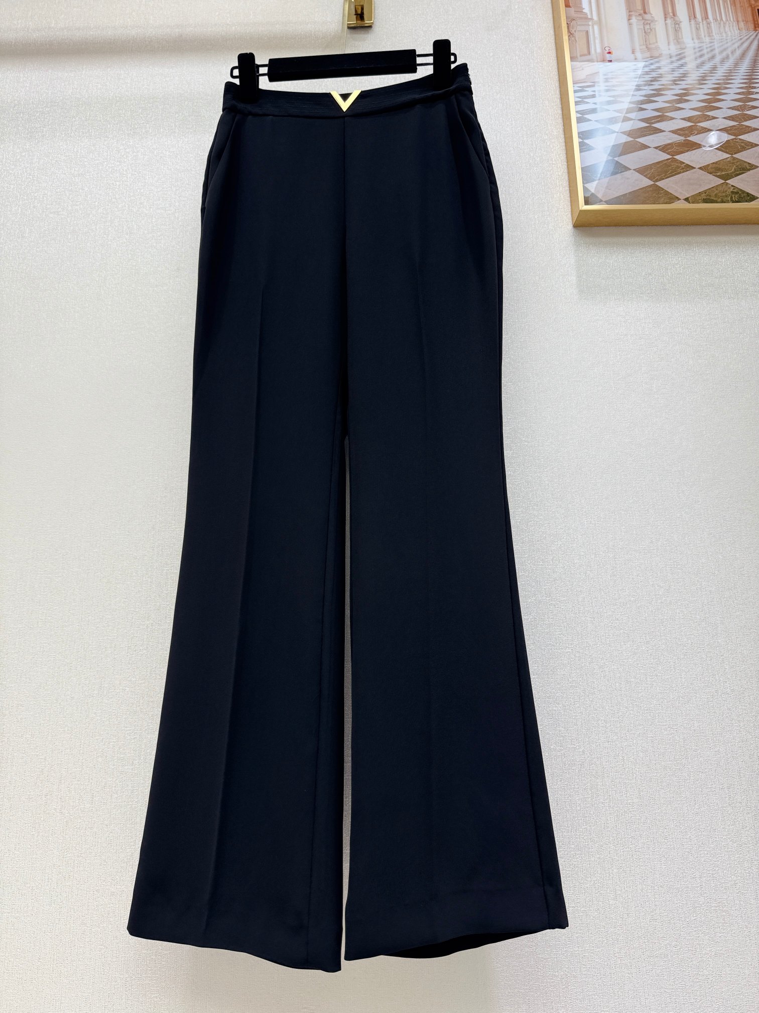 NO:861422,VT waistband V-shaped trousers. The acetate fabric is full of drape. The high-waisted trousers are slightly flared, slimming and modifying the leg shape. The waistband is embellished with large V-shaped original custom hardware. It is versatile and easy to control!  Size S-XL,Valentino-clothing,valentino,19860909VT 腰头V字长裤 醋酸面料垂感十足,高腰微喇裤型,显瘦修饰腿型,腰头原版定制五金大V字点缀,百搭好驾驭！尺码S-XL,华伦天奴-服装,valentino,,Women's clothing