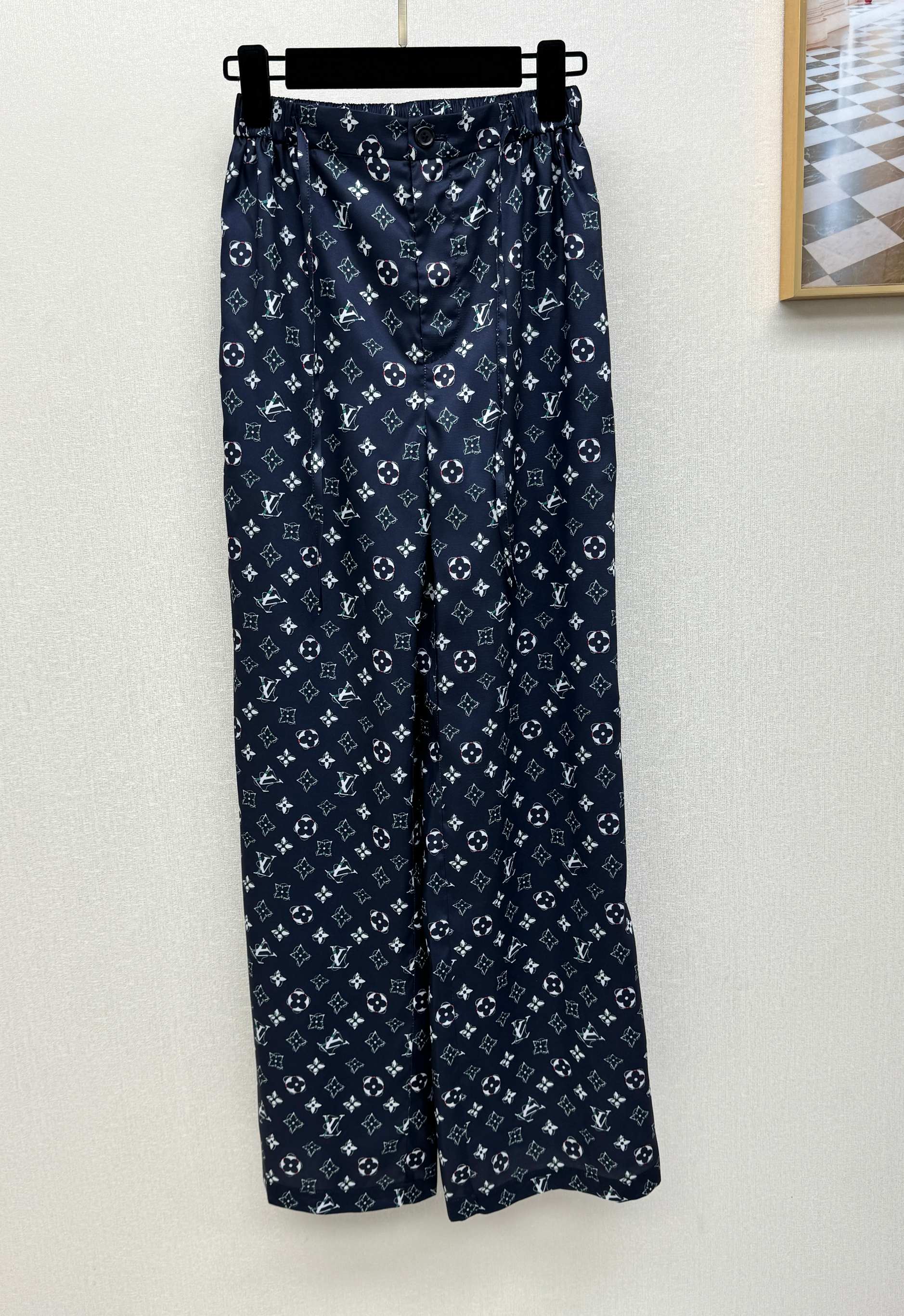 NO:861139,Louis presbyopic trousers, presbyopic wide-leg trousers, lightweight and breathable, loose straight design, elastic waist, super slimming, suitable for all body types!  It can be easily used for daily commuting and leisure!  Sizes S-XL,Louis Vuitton-clothing,louis vuitton,19860909路易 老花长裤老花阔腿裤,轻薄透气,宽松直筒设计,松紧腰超显瘦,适合各种身材！日常通勤、休闲都能轻松驾驭！尺码S-XL,路易威登-服装,louis vuitton,,Women's clothing