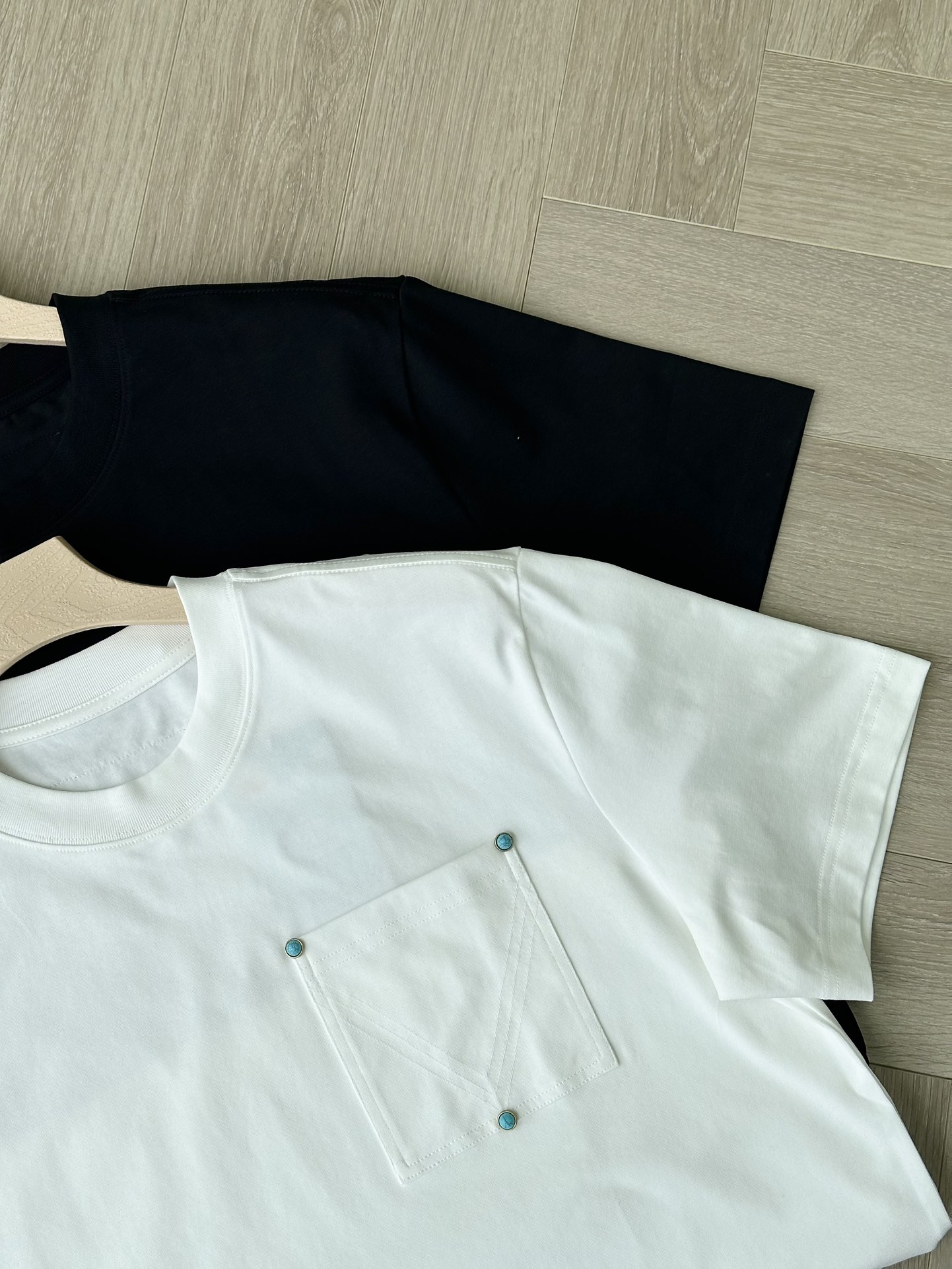 Louis Vuitton: Men's New Black and White Cotton T-shirt - Summer Essential 9 i1746961806 4464 5