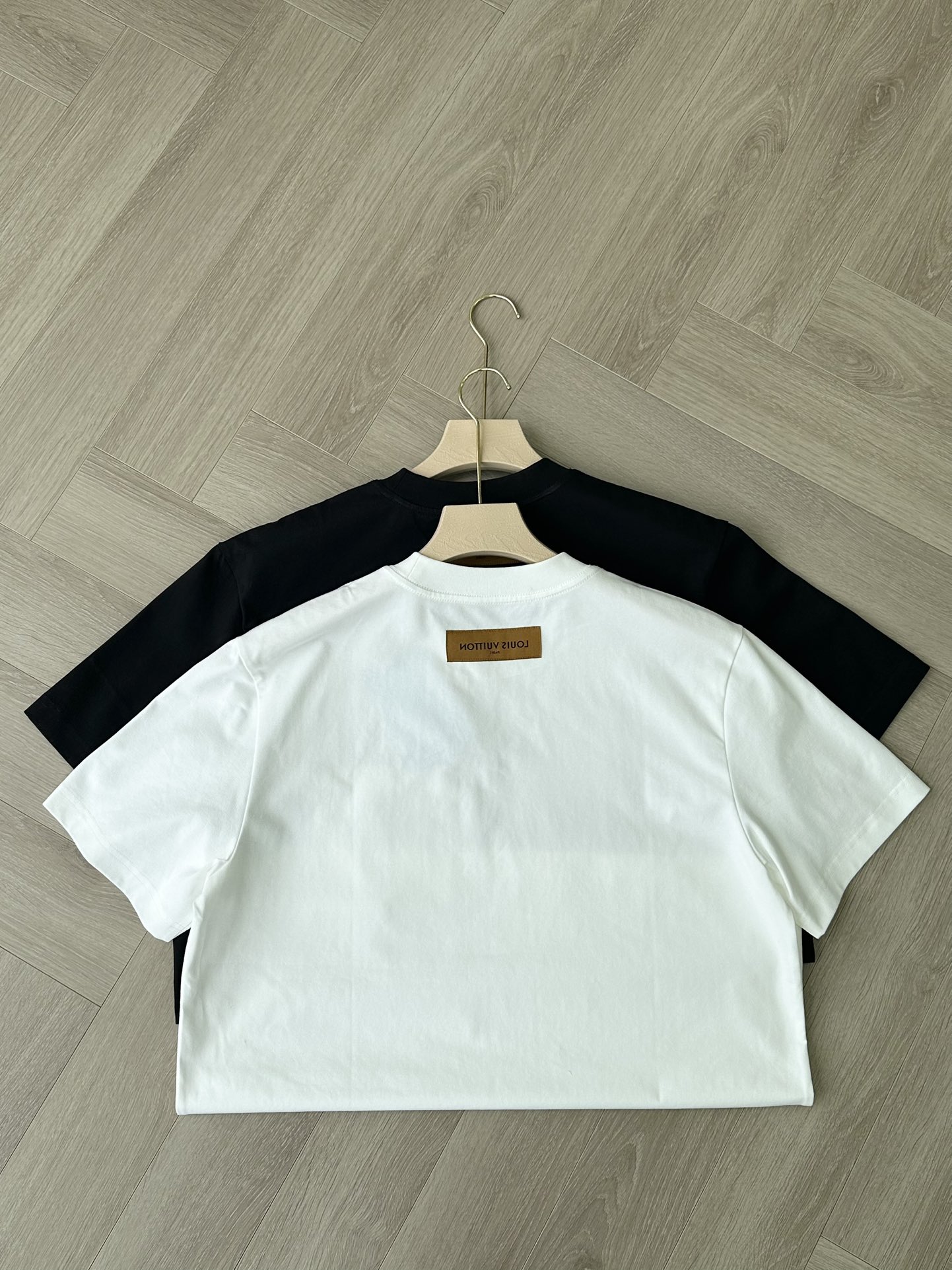 Louis Vuitton: Men's New Black and White Cotton T-shirt - Summer Essential 10 i1746961806 4977 6