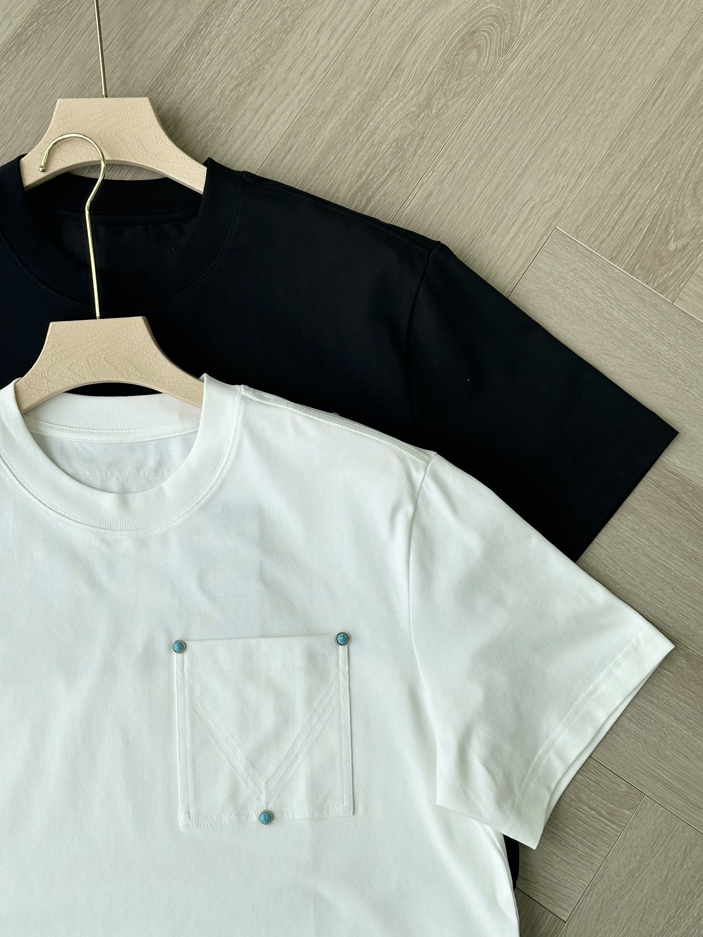 Louis Vuitton: Men's New Black and White Cotton T-shirt - Summer Essential 8 i1746961806 8734 3