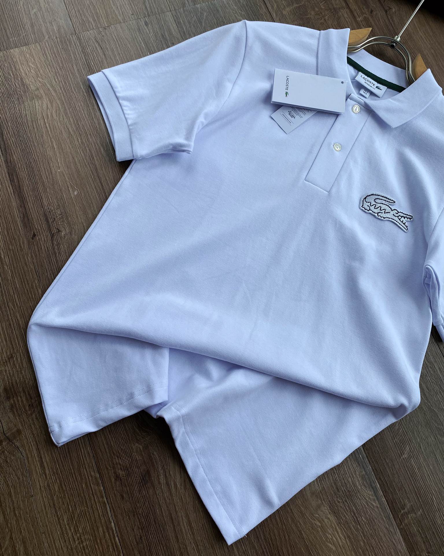 💰105 【Super鱼标系列 重工刺绣 情侣款】
Lacoste 法鱼 2024 S/S 限定系列 全新Super鱼标LOGO立体刺绣翻领POLO,情侣款。
打破常规,全新巨型Super鱼LOGO刺绣标,视觉冲击感满满,并且带着一点点趣味性,搭配明快的色彩眼前一亮,也少有点把经典鱼标移位到后领部,画龙点睛。
他家的POLO一定入,真正的珠地棉材质舒适面料,衣服挺拔有型,区别低端渣货,不会洗洗松垮。
今年经典明快色调,高级感倍增。
搭配超大逼真鱼标刺绣,辨识度及高,简约不失设计感,装饰感十足令这件衣衫出类拔萃。
男生女生衣橱必备单品款,无论内搭夹克外套,还是夏季单独穿都是品位之选。
前胸全3D立体万针刺绣,采用田岛机打造,简约不失细节,一秒让你爱的无法自拔,鱼标刺绣经典鱼标点缀,画龙点睛更有设计感,重点说下面料部分,面料的选择绝对不一般,全进口订织染色丝光加入凸纹网眼珠地面料面料挺拔而富有弹性丝光感,彰显高端品质。
全部订织订染针织衣领,通过材质的不同打造出高端奢品质感。
上身有型并且贴服感受非常棒,衣服挺拔有型区别低端渣货,不会洗洗领子就塌,全部雕花扣,吊牌,水洗唛,领标,包装袋全。
重点限定款吊牌全部不同,区别市面!!!
颜色:藏青,白色,黑色
尺码:3码-6码(相当于S-XL)
S:肩宽44,胸围104,衣长69,建议125左右
M:肩宽45,胸围108,衣长71,建议145左右
L:肩宽47,胸围112,衣长73,建议165左右
XL:肩宽49,胸围116,衣长75,建议185左右