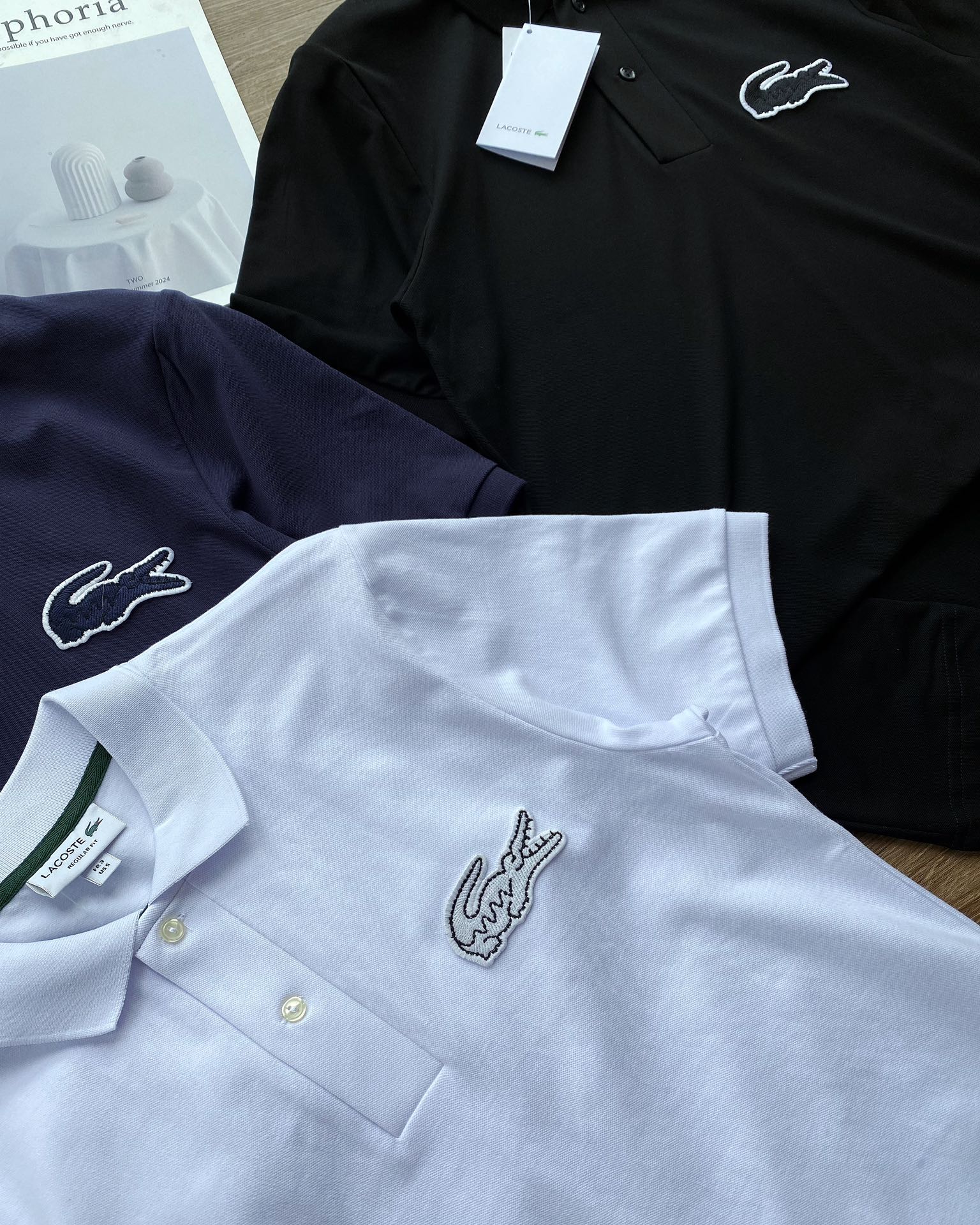 💰105 【Super鱼标系列 重工刺绣 情侣款】
Lacoste 法鱼 2024 S/S 限定系列 全新Super鱼标LOGO立体刺绣翻领POLO,情侣款。
打破常规,全新巨型Super鱼LOGO刺绣标,视觉冲击感满满,并且带着一点点趣味性,搭配明快的色彩眼前一亮,也少有点把经典鱼标移位到后领部,画龙点睛。
他家的POLO一定入,真正的珠地棉材质舒适面料,衣服挺拔有型,区别低端渣货,不会洗洗松垮。
今年经典明快色调,高级感倍增。
搭配超大逼真鱼标刺绣,辨识度及高,简约不失设计感,装饰感十足令这件衣衫出类拔萃。
男生女生衣橱必备单品款,无论内搭夹克外套,还是夏季单独穿都是品位之选。
前胸全3D立体万针刺绣,采用田岛机打造,简约不失细节,一秒让你爱的无法自拔,鱼标刺绣经典鱼标点缀,画龙点睛更有设计感,重点说下面料部分,面料的选择绝对不一般,全进口订织染色丝光加入凸纹网眼珠地面料面料挺拔而富有弹性丝光感,彰显高端品质。
全部订织订染针织衣领,通过材质的不同打造出高端奢品质感。
上身有型并且贴服感受非常棒,衣服挺拔有型区别低端渣货,不会洗洗领子就塌,全部雕花扣,吊牌,水洗唛,领标,包装袋全。
重点限定款吊牌全部不同,区别市面!!!
颜色:藏青,白色,黑色
尺码:3码-6码(相当于S-XL)
S:肩宽44,胸围104,衣长69,建议125左右
M:肩宽45,胸围108,衣长71,建议145左右
L:肩宽47,胸围112,衣长73,建议165左右
XL:肩宽49,胸围116,衣长75,建议185左右