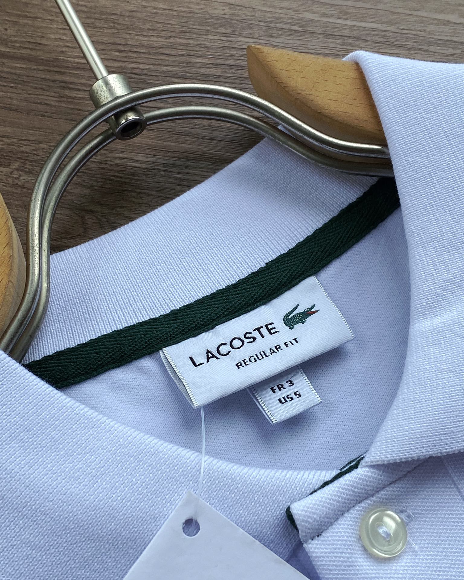 💰105 【Super鱼标系列 重工刺绣 情侣款】
Lacoste 法鱼 2024 S/S 限定系列 全新Super鱼标LOGO立体刺绣翻领POLO,情侣款。
打破常规,全新巨型Super鱼LOGO刺绣标,视觉冲击感满满,并且带着一点点趣味性,搭配明快的色彩眼前一亮,也少有点把经典鱼标移位到后领部,画龙点睛。
他家的POLO一定入,真正的珠地棉材质舒适面料,衣服挺拔有型,区别低端渣货,不会洗洗松垮。
今年经典明快色调,高级感倍增。
搭配超大逼真鱼标刺绣,辨识度及高,简约不失设计感,装饰感十足令这件衣衫出类拔萃。
男生女生衣橱必备单品款,无论内搭夹克外套,还是夏季单独穿都是品位之选。
前胸全3D立体万针刺绣,采用田岛机打造,简约不失细节,一秒让你爱的无法自拔,鱼标刺绣经典鱼标点缀,画龙点睛更有设计感,重点说下面料部分,面料的选择绝对不一般,全进口订织染色丝光加入凸纹网眼珠地面料面料挺拔而富有弹性丝光感,彰显高端品质。
全部订织订染针织衣领,通过材质的不同打造出高端奢品质感。
上身有型并且贴服感受非常棒,衣服挺拔有型区别低端渣货,不会洗洗领子就塌,全部雕花扣,吊牌,水洗唛,领标,包装袋全。
重点限定款吊牌全部不同,区别市面!!!
颜色:藏青,白色,黑色
尺码:3码-6码(相当于S-XL)
S:肩宽44,胸围104,衣长69,建议125左右
M:肩宽45,胸围108,衣长71,建议145左右
L:肩宽47,胸围112,衣长73,建议165左右
XL:肩宽49,胸围116,衣长75,建议185左右