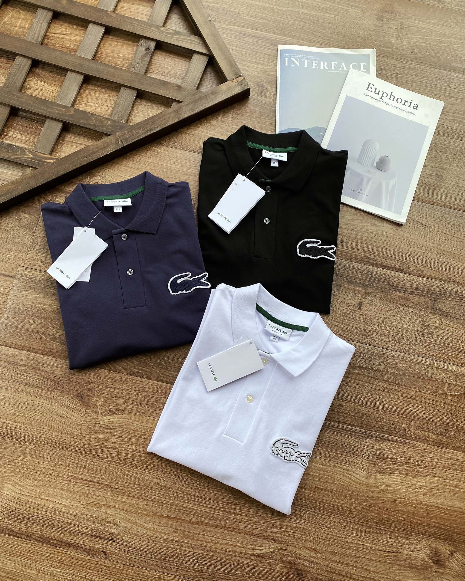 💰105 【Super鱼标系列 重工刺绣 情侣款】
Lacoste 法鱼 2024 S/S 限定系列 全新Super鱼标LOGO立体刺绣翻领POLO,情侣款。
打破常规,全新巨型Super鱼LOGO刺绣标,视觉冲击感满满,并且带着一点点趣味性,搭配明快的色彩眼前一亮,也少有点把经典鱼标移位到后领部,画龙点睛。
他家的POLO一定入,真正的珠地棉材质舒适面料,衣服挺拔有型,区别低端渣货,不会洗洗松垮。
今年经典明快色调,高级感倍增。
搭配超大逼真鱼标刺绣,辨识度及高,简约不失设计感,装饰感十足令这件衣衫出类拔萃。
男生女生衣橱必备单品款,无论内搭夹克外套,还是夏季单独穿都是品位之选。
前胸全3D立体万针刺绣,采用田岛机打造,简约不失细节,一秒让你爱的无法自拔,鱼标刺绣经典鱼标点缀,画龙点睛更有设计感,重点说下面料部分,面料的选择绝对不一般,全进口订织染色丝光加入凸纹网眼珠地面料面料挺拔而富有弹性丝光感,彰显高端品质。
全部订织订染针织衣领,通过材质的不同打造出高端奢品质感。
上身有型并且贴服感受非常棒,衣服挺拔有型区别低端渣货,不会洗洗领子就塌,全部雕花扣,吊牌,水洗唛,领标,包装袋全。
重点限定款吊牌全部不同,区别市面!!!
颜色:藏青,白色,黑色
尺码:3码-6码(相当于S-XL)
S:肩宽44,胸围104,衣长69,建议125左右
M:肩宽45,胸围108,衣长71,建议145左右
L:肩宽47,胸围112,衣长73,建议165左右
XL:肩宽49,胸围116,衣长75,建议185左右
