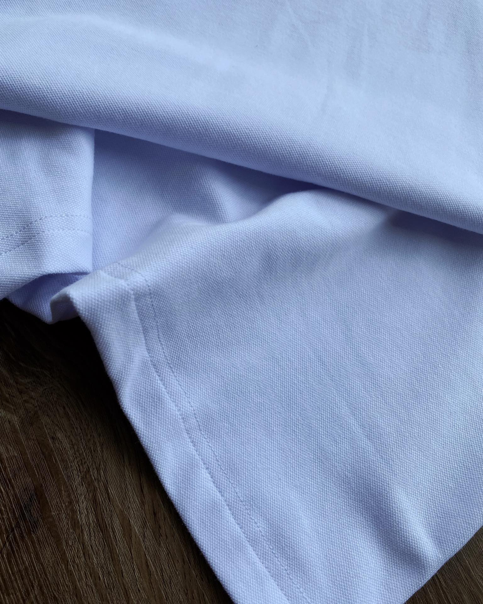 💰105 【Super鱼标系列 重工刺绣 情侣款】
Lacoste 法鱼 2024 S/S 限定系列 全新Super鱼标LOGO立体刺绣翻领POLO,情侣款。
打破常规,全新巨型Super鱼LOGO刺绣标,视觉冲击感满满,并且带着一点点趣味性,搭配明快的色彩眼前一亮,也少有点把经典鱼标移位到后领部,画龙点睛。
他家的POLO一定入,真正的珠地棉材质舒适面料,衣服挺拔有型,区别低端渣货,不会洗洗松垮。
今年经典明快色调,高级感倍增。
搭配超大逼真鱼标刺绣,辨识度及高,简约不失设计感,装饰感十足令这件衣衫出类拔萃。
男生女生衣橱必备单品款,无论内搭夹克外套,还是夏季单独穿都是品位之选。
前胸全3D立体万针刺绣,采用田岛机打造,简约不失细节,一秒让你爱的无法自拔,鱼标刺绣经典鱼标点缀,画龙点睛更有设计感,重点说下面料部分,面料的选择绝对不一般,全进口订织染色丝光加入凸纹网眼珠地面料面料挺拔而富有弹性丝光感,彰显高端品质。
全部订织订染针织衣领,通过材质的不同打造出高端奢品质感。
上身有型并且贴服感受非常棒,衣服挺拔有型区别低端渣货,不会洗洗领子就塌,全部雕花扣,吊牌,水洗唛,领标,包装袋全。
重点限定款吊牌全部不同,区别市面!!!
颜色:藏青,白色,黑色
尺码:3码-6码(相当于S-XL)
S:肩宽44,胸围104,衣长69,建议125左右
M:肩宽45,胸围108,衣长71,建议145左右
L:肩宽47,胸围112,衣长73,建议165左右
XL:肩宽49,胸围116,衣长75,建议185左右