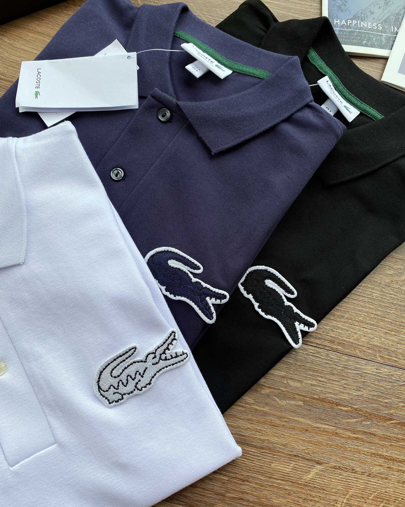 💰105 【Super鱼标系列 重工刺绣 情侣款】
Lacoste 法鱼 2024 S/S 限定系列 全新Super鱼标LOGO立体刺绣翻领POLO,情侣款。
打破常规,全新巨型Super鱼LOGO刺绣标,视觉冲击感满满,并且带着一点点趣味性,搭配明快的色彩眼前一亮,也少有点把经典鱼标移位到后领部,画龙点睛。
他家的POLO一定入,真正的珠地棉材质舒适面料,衣服挺拔有型,区别低端渣货,不会洗洗松垮。
今年经典明快色调,高级感倍增。
搭配超大逼真鱼标刺绣,辨识度及高,简约不失设计感,装饰感十足令这件衣衫出类拔萃。
男生女生衣橱必备单品款,无论内搭夹克外套,还是夏季单独穿都是品位之选。
前胸全3D立体万针刺绣,采用田岛机打造,简约不失细节,一秒让你爱的无法自拔,鱼标刺绣经典鱼标点缀,画龙点睛更有设计感,重点说下面料部分,面料的选择绝对不一般,全进口订织染色丝光加入凸纹网眼珠地面料面料挺拔而富有弹性丝光感,彰显高端品质。
全部订织订染针织衣领,通过材质的不同打造出高端奢品质感。
上身有型并且贴服感受非常棒,衣服挺拔有型区别低端渣货,不会洗洗领子就塌,全部雕花扣,吊牌,水洗唛,领标,包装袋全。
重点限定款吊牌全部不同,区别市面!!!
颜色:藏青,白色,黑色
尺码:3码-6码(相当于S-XL)
S:肩宽44,胸围104,衣长69,建议125左右
M:肩宽45,胸围108,衣长71,建议145左右
L:肩宽47,胸围112,衣长73,建议165左右
XL:肩宽49,胸围116,衣长75,建议185左右