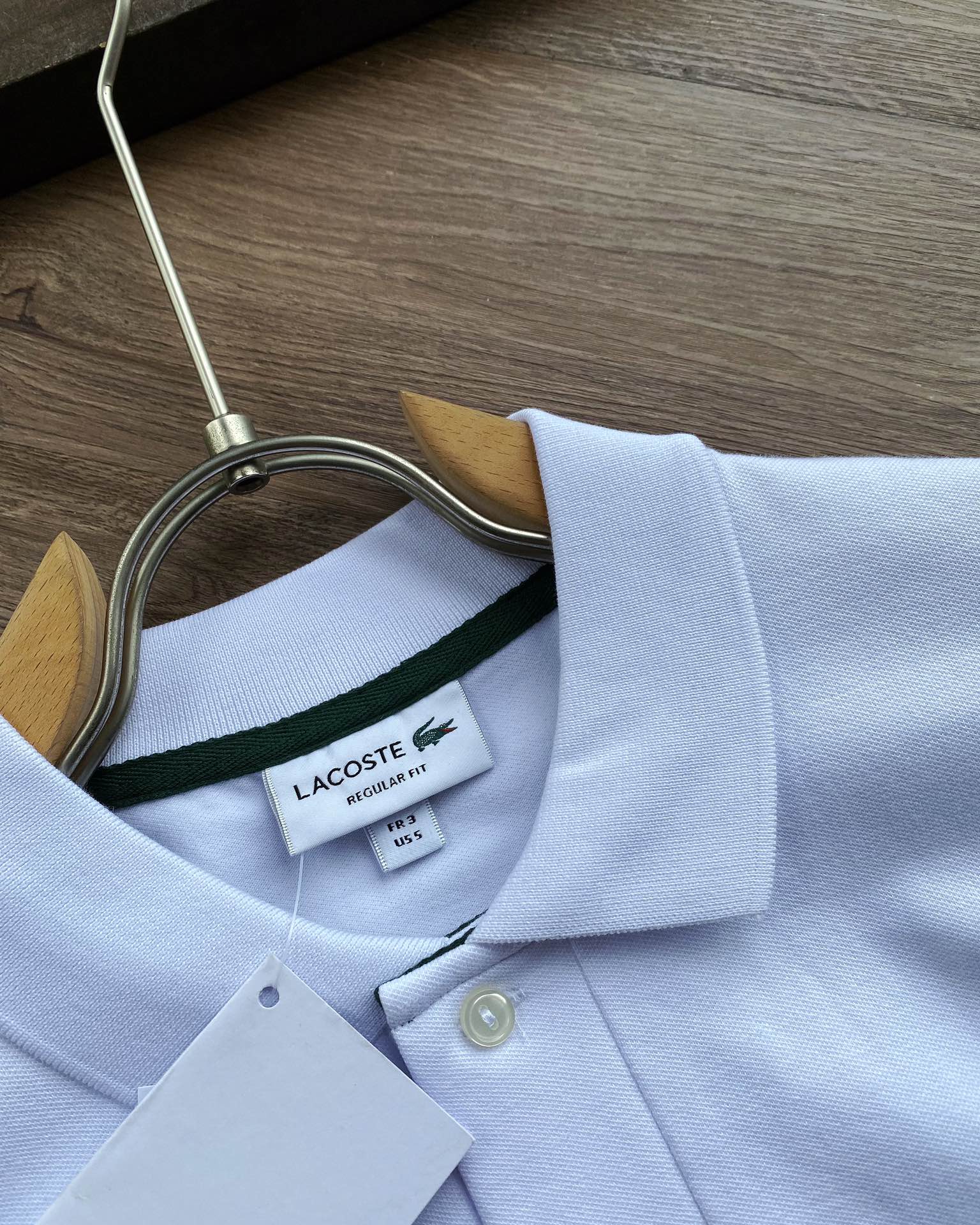 💰105 【Super鱼标系列 重工刺绣 情侣款】
Lacoste 法鱼 2024 S/S 限定系列 全新Super鱼标LOGO立体刺绣翻领POLO,情侣款。
打破常规,全新巨型Super鱼LOGO刺绣标,视觉冲击感满满,并且带着一点点趣味性,搭配明快的色彩眼前一亮,也少有点把经典鱼标移位到后领部,画龙点睛。
他家的POLO一定入,真正的珠地棉材质舒适面料,衣服挺拔有型,区别低端渣货,不会洗洗松垮。
今年经典明快色调,高级感倍增。
搭配超大逼真鱼标刺绣,辨识度及高,简约不失设计感,装饰感十足令这件衣衫出类拔萃。
男生女生衣橱必备单品款,无论内搭夹克外套,还是夏季单独穿都是品位之选。
前胸全3D立体万针刺绣,采用田岛机打造,简约不失细节,一秒让你爱的无法自拔,鱼标刺绣经典鱼标点缀,画龙点睛更有设计感,重点说下面料部分,面料的选择绝对不一般,全进口订织染色丝光加入凸纹网眼珠地面料面料挺拔而富有弹性丝光感,彰显高端品质。
全部订织订染针织衣领,通过材质的不同打造出高端奢品质感。
上身有型并且贴服感受非常棒,衣服挺拔有型区别低端渣货,不会洗洗领子就塌,全部雕花扣,吊牌,水洗唛,领标,包装袋全。
重点限定款吊牌全部不同,区别市面!!!
颜色:藏青,白色,黑色
尺码:3码-6码(相当于S-XL)
S:肩宽44,胸围104,衣长69,建议125左右
M:肩宽45,胸围108,衣长71,建议145左右
L:肩宽47,胸围112,衣长73,建议165左右
XL:肩宽49,胸围116,衣长75,建议185左右