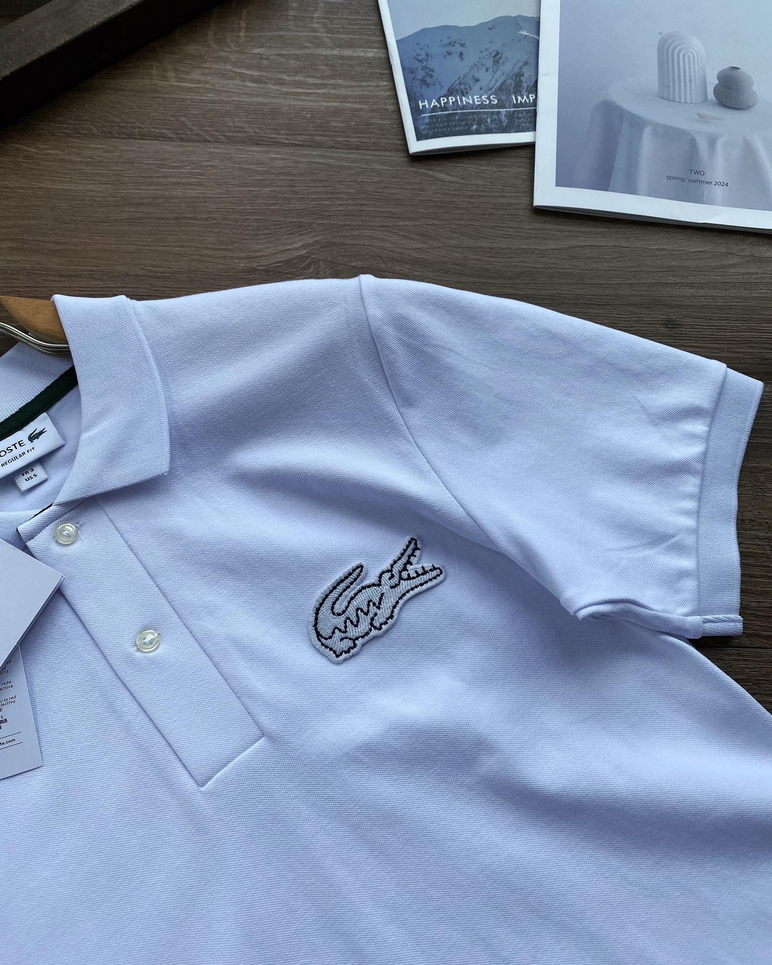 💰105 【Super鱼标系列 重工刺绣 情侣款】
Lacoste 法鱼 2024 S/S 限定系列 全新Super鱼标LOGO立体刺绣翻领POLO,情侣款。
打破常规,全新巨型Super鱼LOGO刺绣标,视觉冲击感满满,并且带着一点点趣味性,搭配明快的色彩眼前一亮,也少有点把经典鱼标移位到后领部,画龙点睛。
他家的POLO一定入,真正的珠地棉材质舒适面料,衣服挺拔有型,区别低端渣货,不会洗洗松垮。
今年经典明快色调,高级感倍增。
搭配超大逼真鱼标刺绣,辨识度及高,简约不失设计感,装饰感十足令这件衣衫出类拔萃。
男生女生衣橱必备单品款,无论内搭夹克外套,还是夏季单独穿都是品位之选。
前胸全3D立体万针刺绣,采用田岛机打造,简约不失细节,一秒让你爱的无法自拔,鱼标刺绣经典鱼标点缀,画龙点睛更有设计感,重点说下面料部分,面料的选择绝对不一般,全进口订织染色丝光加入凸纹网眼珠地面料面料挺拔而富有弹性丝光感,彰显高端品质。
全部订织订染针织衣领,通过材质的不同打造出高端奢品质感。
上身有型并且贴服感受非常棒,衣服挺拔有型区别低端渣货,不会洗洗领子就塌,全部雕花扣,吊牌,水洗唛,领标,包装袋全。
重点限定款吊牌全部不同,区别市面!!!
颜色:藏青,白色,黑色
尺码:3码-6码(相当于S-XL)
S:肩宽44,胸围104,衣长69,建议125左右
M:肩宽45,胸围108,衣长71,建议145左右
L:肩宽47,胸围112,衣长73,建议165左右
XL:肩宽49,胸围116,衣长75,建议185左右