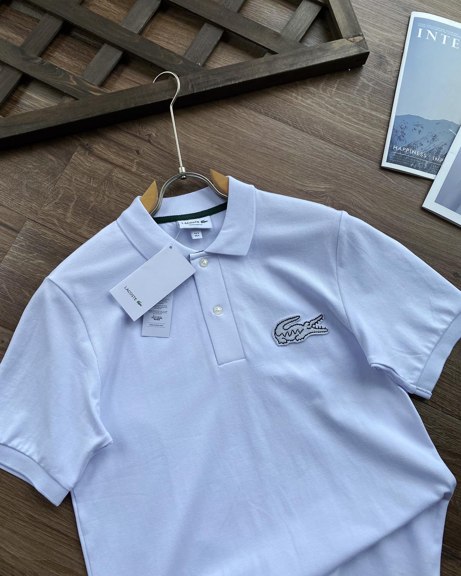 💰105 【Super鱼标系列 重工刺绣 情侣款】
Lacoste 法鱼 2024 S/S 限定系列 全新Super鱼标LOGO立体刺绣翻领POLO,情侣款。
打破常规,全新巨型Super鱼LOGO刺绣标,视觉冲击感满满,并且带着一点点趣味性,搭配明快的色彩眼前一亮,也少有点把经典鱼标移位到后领部,画龙点睛。
他家的POLO一定入,真正的珠地棉材质舒适面料,衣服挺拔有型,区别低端渣货,不会洗洗松垮。
今年经典明快色调,高级感倍增。
搭配超大逼真鱼标刺绣,辨识度及高,简约不失设计感,装饰感十足令这件衣衫出类拔萃。
男生女生衣橱必备单品款,无论内搭夹克外套,还是夏季单独穿都是品位之选。
前胸全3D立体万针刺绣,采用田岛机打造,简约不失细节,一秒让你爱的无法自拔,鱼标刺绣经典鱼标点缀,画龙点睛更有设计感,重点说下面料部分,面料的选择绝对不一般,全进口订织染色丝光加入凸纹网眼珠地面料面料挺拔而富有弹性丝光感,彰显高端品质。
全部订织订染针织衣领,通过材质的不同打造出高端奢品质感。
上身有型并且贴服感受非常棒,衣服挺拔有型区别低端渣货,不会洗洗领子就塌,全部雕花扣,吊牌,水洗唛,领标,包装袋全。
重点限定款吊牌全部不同,区别市面!!!
颜色:藏青,白色,黑色
尺码:3码-6码(相当于S-XL)
S:肩宽44,胸围104,衣长69,建议125左右
M:肩宽45,胸围108,衣长71,建议145左右
L:肩宽47,胸围112,衣长73,建议165左右
XL:肩宽49,胸围116,衣长75,建议185左右