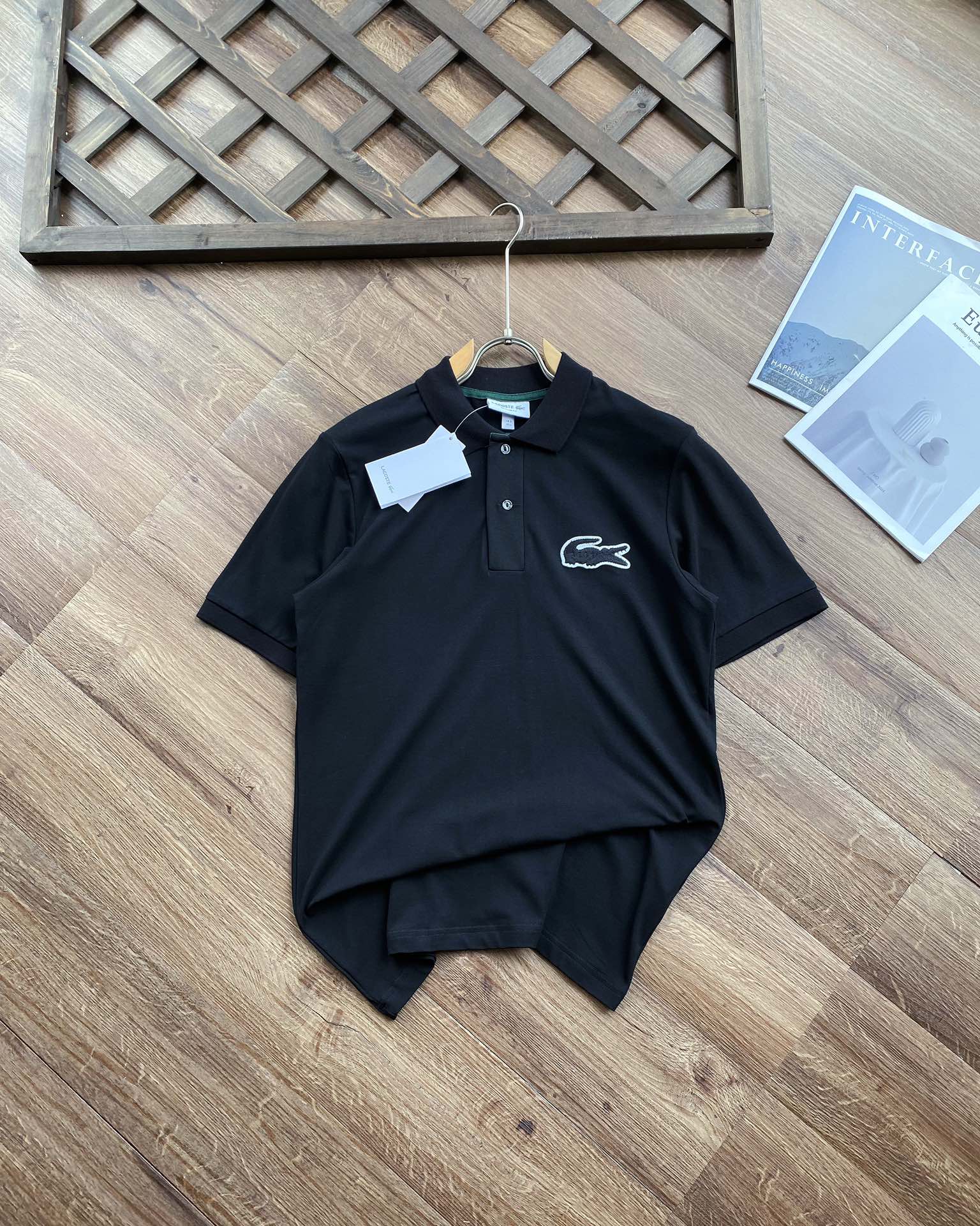💰105 【Super鱼标系列 重工刺绣 情侣款】
Lacoste 法鱼 2024 S/S 限定系列 全新Super鱼标LOGO立体刺绣翻领POLO,情侣款。
打破常规,全新巨型Super鱼LOGO刺绣标,视觉冲击感满满,并且带着一点点趣味性,搭配明快的色彩眼前一亮,也少有点把经典鱼标移位到后领部,画龙点睛。
他家的POLO一定入,真正的珠地棉材质舒适面料,衣服挺拔有型,区别低端渣货,不会洗洗松垮。
今年经典明快色调,高级感倍增。
搭配超大逼真鱼标刺绣,辨识度及高,简约不失设计感,装饰感十足令这件衣衫出类拔萃。
男生女生衣橱必备单品款,无论内搭夹克外套,还是夏季单独穿都是品位之选。
前胸全3D立体万针刺绣,采用田岛机打造,简约不失细节,一秒让你爱的无法自拔,鱼标刺绣经典鱼标点缀,画龙点睛更有设计感,重点说下面料部分,面料的选择绝对不一般,全进口订织染色丝光加入凸纹网眼珠地面料面料挺拔而富有弹性丝光感,彰显高端品质。
全部订织订染针织衣领,通过材质的不同打造出高端奢品质感。
上身有型并且贴服感受非常棒,衣服挺拔有型区别低端渣货,不会洗洗领子就塌,全部雕花扣,吊牌,水洗唛,领标,包装袋全。
重点限定款吊牌全部不同,区别市面!!!
颜色:藏青,白色,黑色
尺码:3码-6码(相当于S-XL)
S:肩宽44,胸围104,衣长69,建议125左右
M:肩宽45,胸围108,衣长71,建议145左右
L:肩宽47,胸围112,衣长73,建议165左右
XL:肩宽49,胸围116,衣长75,建议185左右