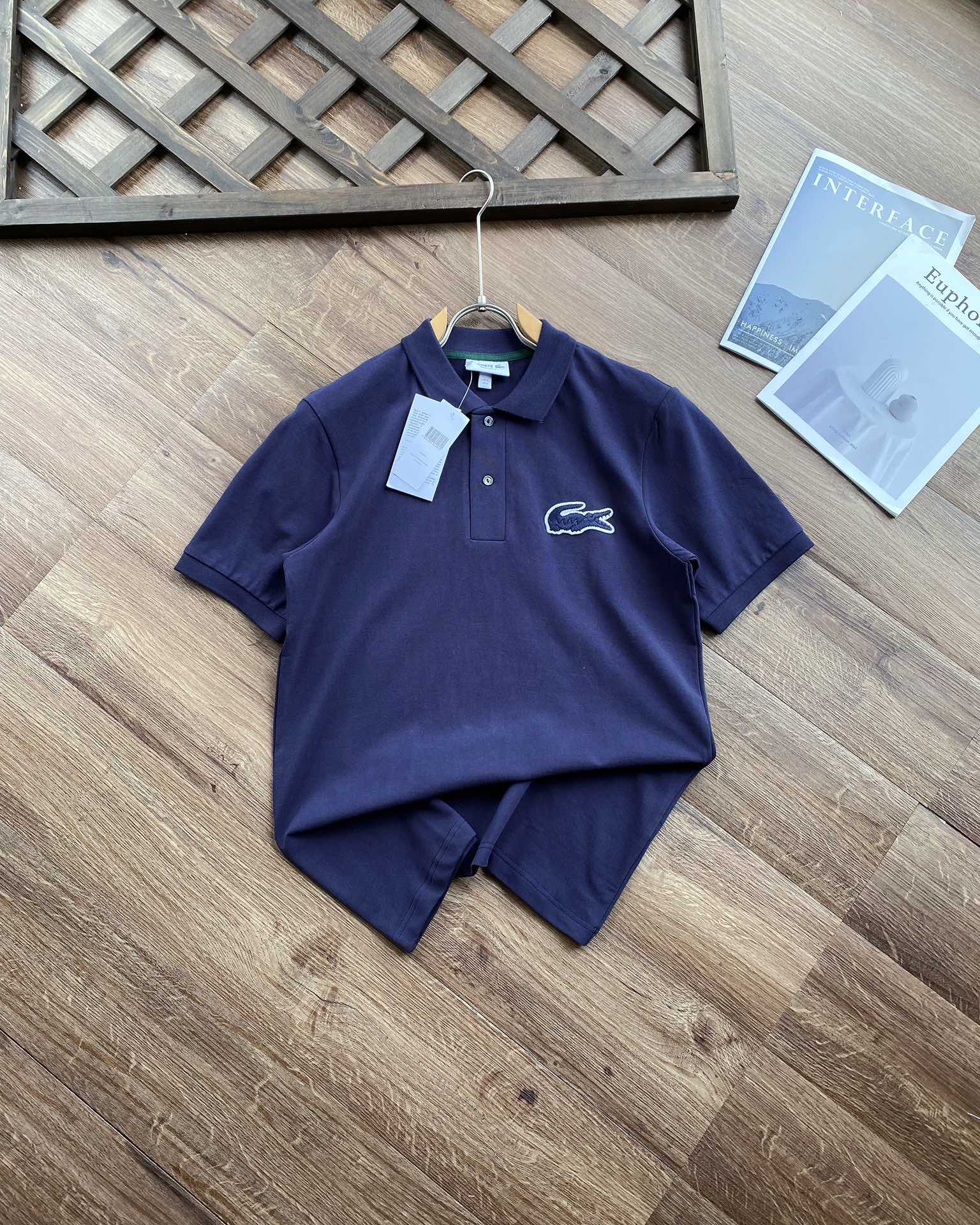 💰105 【Super鱼标系列 重工刺绣 情侣款】
Lacoste 法鱼 2024 S/S 限定系列 全新Super鱼标LOGO立体刺绣翻领POLO,情侣款。
打破常规,全新巨型Super鱼LOGO刺绣标,视觉冲击感满满,并且带着一点点趣味性,搭配明快的色彩眼前一亮,也少有点把经典鱼标移位到后领部,画龙点睛。
他家的POLO一定入,真正的珠地棉材质舒适面料,衣服挺拔有型,区别低端渣货,不会洗洗松垮。
今年经典明快色调,高级感倍增。
搭配超大逼真鱼标刺绣,辨识度及高,简约不失设计感,装饰感十足令这件衣衫出类拔萃。
男生女生衣橱必备单品款,无论内搭夹克外套,还是夏季单独穿都是品位之选。
前胸全3D立体万针刺绣,采用田岛机打造,简约不失细节,一秒让你爱的无法自拔,鱼标刺绣经典鱼标点缀,画龙点睛更有设计感,重点说下面料部分,面料的选择绝对不一般,全进口订织染色丝光加入凸纹网眼珠地面料面料挺拔而富有弹性丝光感,彰显高端品质。
全部订织订染针织衣领,通过材质的不同打造出高端奢品质感。
上身有型并且贴服感受非常棒,衣服挺拔有型区别低端渣货,不会洗洗领子就塌,全部雕花扣,吊牌,水洗唛,领标,包装袋全。
重点限定款吊牌全部不同,区别市面!!!
颜色:藏青,白色,黑色
尺码:3码-6码(相当于S-XL)
S:肩宽44,胸围104,衣长69,建议125左右
M:肩宽45,胸围108,衣长71,建议145左右
L:肩宽47,胸围112,衣长73,建议165左右
XL:肩宽49,胸围116,衣长75,建议185左右