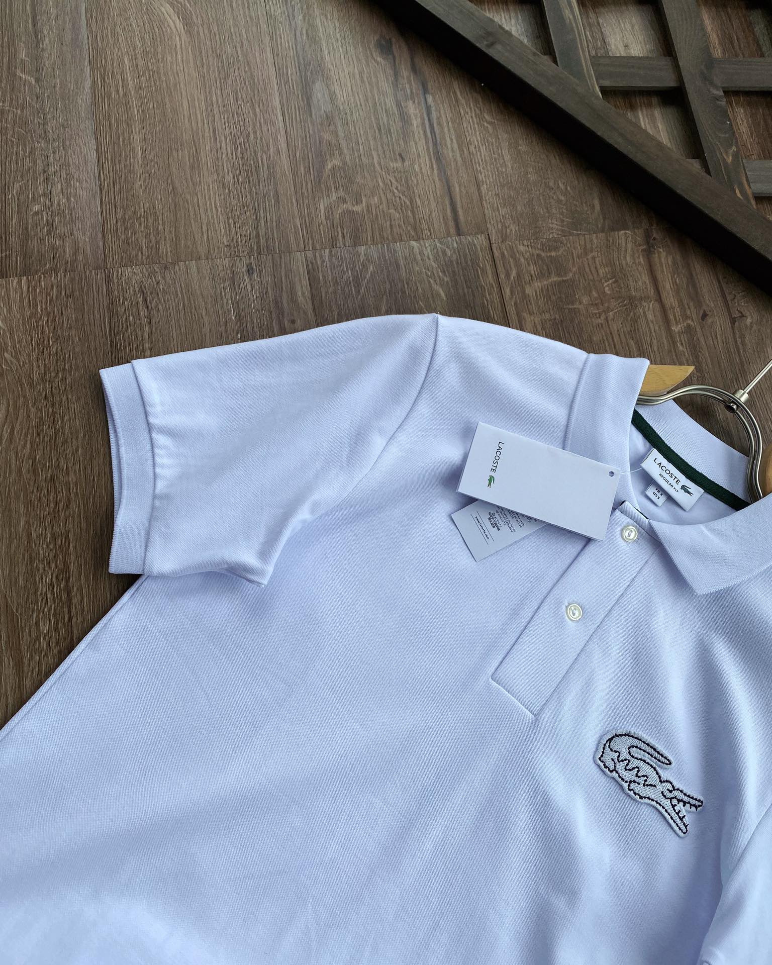 💰105 【Super鱼标系列 重工刺绣 情侣款】
Lacoste 法鱼 2024 S/S 限定系列 全新Super鱼标LOGO立体刺绣翻领POLO,情侣款。
打破常规,全新巨型Super鱼LOGO刺绣标,视觉冲击感满满,并且带着一点点趣味性,搭配明快的色彩眼前一亮,也少有点把经典鱼标移位到后领部,画龙点睛。
他家的POLO一定入,真正的珠地棉材质舒适面料,衣服挺拔有型,区别低端渣货,不会洗洗松垮。
今年经典明快色调,高级感倍增。
搭配超大逼真鱼标刺绣,辨识度及高,简约不失设计感,装饰感十足令这件衣衫出类拔萃。
男生女生衣橱必备单品款,无论内搭夹克外套,还是夏季单独穿都是品位之选。
前胸全3D立体万针刺绣,采用田岛机打造,简约不失细节,一秒让你爱的无法自拔,鱼标刺绣经典鱼标点缀,画龙点睛更有设计感,重点说下面料部分,面料的选择绝对不一般,全进口订织染色丝光加入凸纹网眼珠地面料面料挺拔而富有弹性丝光感,彰显高端品质。
全部订织订染针织衣领,通过材质的不同打造出高端奢品质感。
上身有型并且贴服感受非常棒,衣服挺拔有型区别低端渣货,不会洗洗领子就塌,全部雕花扣,吊牌,水洗唛,领标,包装袋全。
重点限定款吊牌全部不同,区别市面!!!
颜色:藏青,白色,黑色
尺码:3码-6码(相当于S-XL)
S:肩宽44,胸围104,衣长69,建议125左右
M:肩宽45,胸围108,衣长71,建议145左右
L:肩宽47,胸围112,衣长73,建议165左右
XL:肩宽49,胸围116,衣长75,建议185左右