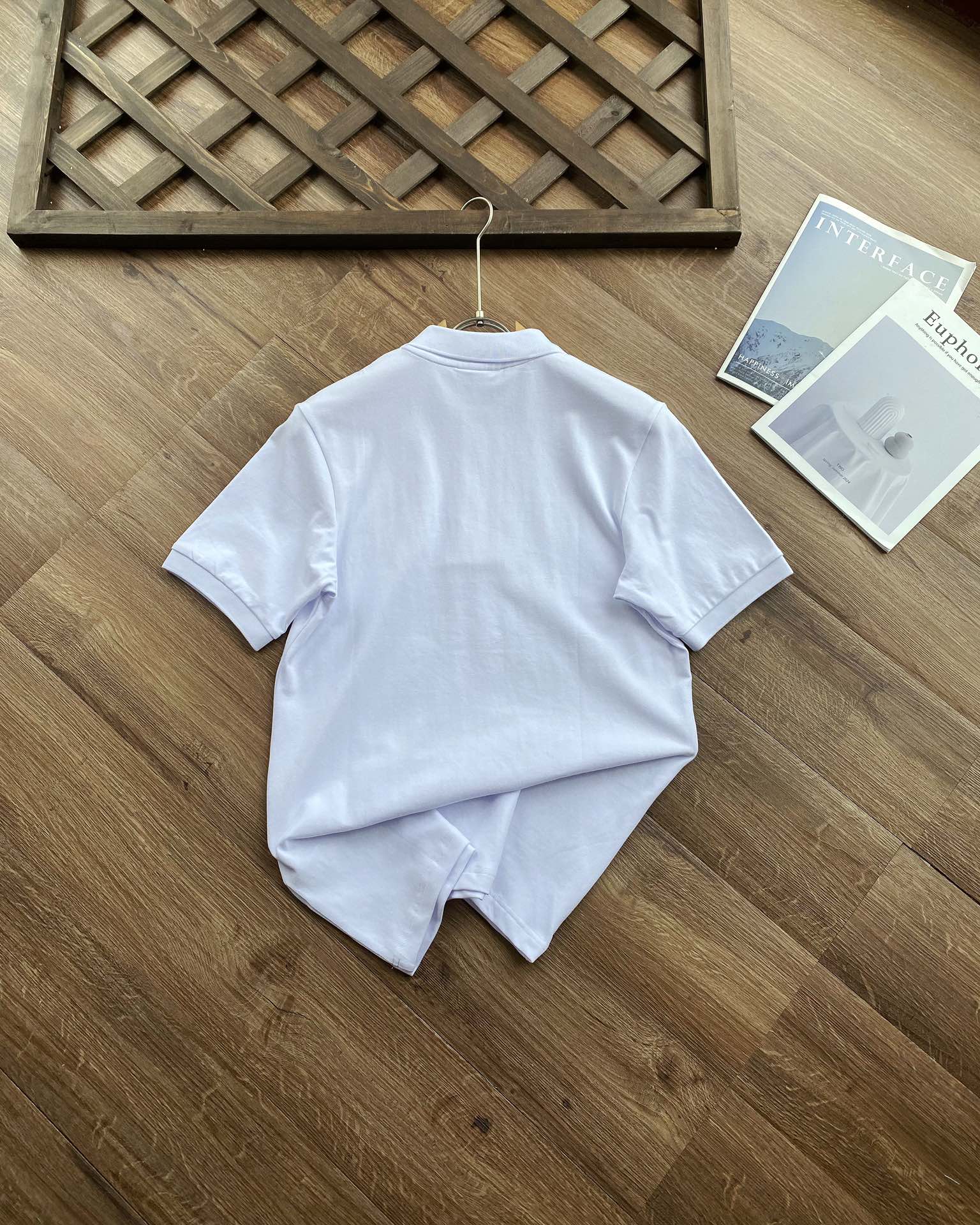 💰105 【Super鱼标系列 重工刺绣 情侣款】
Lacoste 法鱼 2024 S/S 限定系列 全新Super鱼标LOGO立体刺绣翻领POLO,情侣款。
打破常规,全新巨型Super鱼LOGO刺绣标,视觉冲击感满满,并且带着一点点趣味性,搭配明快的色彩眼前一亮,也少有点把经典鱼标移位到后领部,画龙点睛。
他家的POLO一定入,真正的珠地棉材质舒适面料,衣服挺拔有型,区别低端渣货,不会洗洗松垮。
今年经典明快色调,高级感倍增。
搭配超大逼真鱼标刺绣,辨识度及高,简约不失设计感,装饰感十足令这件衣衫出类拔萃。
男生女生衣橱必备单品款,无论内搭夹克外套,还是夏季单独穿都是品位之选。
前胸全3D立体万针刺绣,采用田岛机打造,简约不失细节,一秒让你爱的无法自拔,鱼标刺绣经典鱼标点缀,画龙点睛更有设计感,重点说下面料部分,面料的选择绝对不一般,全进口订织染色丝光加入凸纹网眼珠地面料面料挺拔而富有弹性丝光感,彰显高端品质。
全部订织订染针织衣领,通过材质的不同打造出高端奢品质感。
上身有型并且贴服感受非常棒,衣服挺拔有型区别低端渣货,不会洗洗领子就塌,全部雕花扣,吊牌,水洗唛,领标,包装袋全。
重点限定款吊牌全部不同,区别市面!!!
颜色:藏青,白色,黑色
尺码:3码-6码(相当于S-XL)
S:肩宽44,胸围104,衣长69,建议125左右
M:肩宽45,胸围108,衣长71,建议145左右
L:肩宽47,胸围112,衣长73,建议165左右
XL:肩宽49,胸围116,衣长75,建议185左右