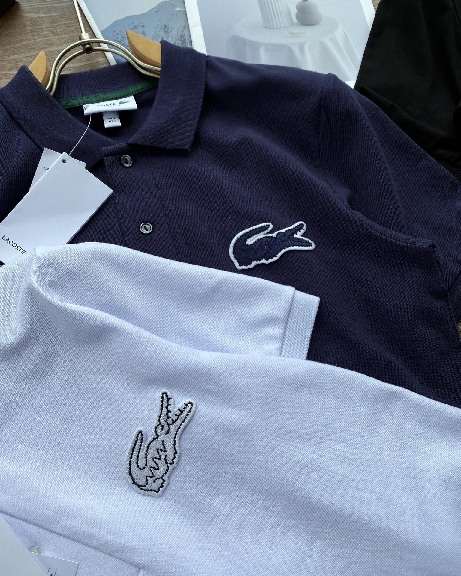 💰105 【Super鱼标系列 重工刺绣 情侣款】
Lacoste 法鱼 2024 S/S 限定系列 全新Super鱼标LOGO立体刺绣翻领POLO,情侣款。
打破常规,全新巨型Super鱼LOGO刺绣标,视觉冲击感满满,并且带着一点点趣味性,搭配明快的色彩眼前一亮,也少有点把经典鱼标移位到后领部,画龙点睛。
他家的POLO一定入,真正的珠地棉材质舒适面料,衣服挺拔有型,区别低端渣货,不会洗洗松垮。
今年经典明快色调,高级感倍增。
搭配超大逼真鱼标刺绣,辨识度及高,简约不失设计感,装饰感十足令这件衣衫出类拔萃。
男生女生衣橱必备单品款,无论内搭夹克外套,还是夏季单独穿都是品位之选。
前胸全3D立体万针刺绣,采用田岛机打造,简约不失细节,一秒让你爱的无法自拔,鱼标刺绣经典鱼标点缀,画龙点睛更有设计感,重点说下面料部分,面料的选择绝对不一般,全进口订织染色丝光加入凸纹网眼珠地面料面料挺拔而富有弹性丝光感,彰显高端品质。
全部订织订染针织衣领,通过材质的不同打造出高端奢品质感。
上身有型并且贴服感受非常棒,衣服挺拔有型区别低端渣货,不会洗洗领子就塌,全部雕花扣,吊牌,水洗唛,领标,包装袋全。
重点限定款吊牌全部不同,区别市面!!!
颜色:藏青,白色,黑色
尺码:3码-6码(相当于S-XL)
S:肩宽44,胸围104,衣长69,建议125左右
M:肩宽45,胸围108,衣长71,建议145左右
L:肩宽47,胸围112,衣长73,建议165左右
XL:肩宽49,胸围116,衣长75,建议185左右