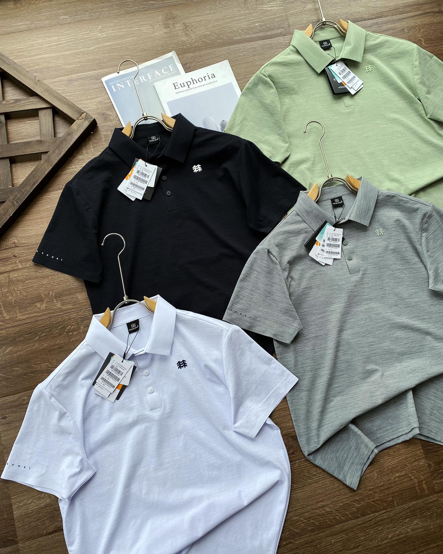 💰110【竹节棉速干POLO】KOLONSPORT 可隆polo衫男款户外上衣运动T恤翻领短袖！！
LIFE STYLE系列旅行/通勤
为喜爱户外，崇尚自我的城市户外人士打造的系列
适合城市日常通勤及近郊的轻户外活动，包括潮流搭配、都市探索、休闲健身、旅游出行等。
速干防晒，清爽一夏！！
设计亮点:
极简美学
采用一经上市就备受好评的竹节速干面料，透气轻薄，不透视，告别传统门襟衫工艺，纽扣logo刻字，一比一精美复刻
面料加入特殊干爽纤维，高效速干，穿着体感清爽不粘腻防晒指数UPF65+，有效抵御紫外线侵袭，高效防晒高品质热压衣领门襟工艺，凸显极简美学理念。
颜色：绿色，灰色，白色，黑色
尺码：M-XXL
M：肩宽48，胸围104，衣长70，建议125左右
L：肩宽49，胸围108，衣长71，建议145左右
XL：肩宽50，胸围112，衣长72，建议165左右
XXL：肩宽51，胸围116，衣长73，建议185左右