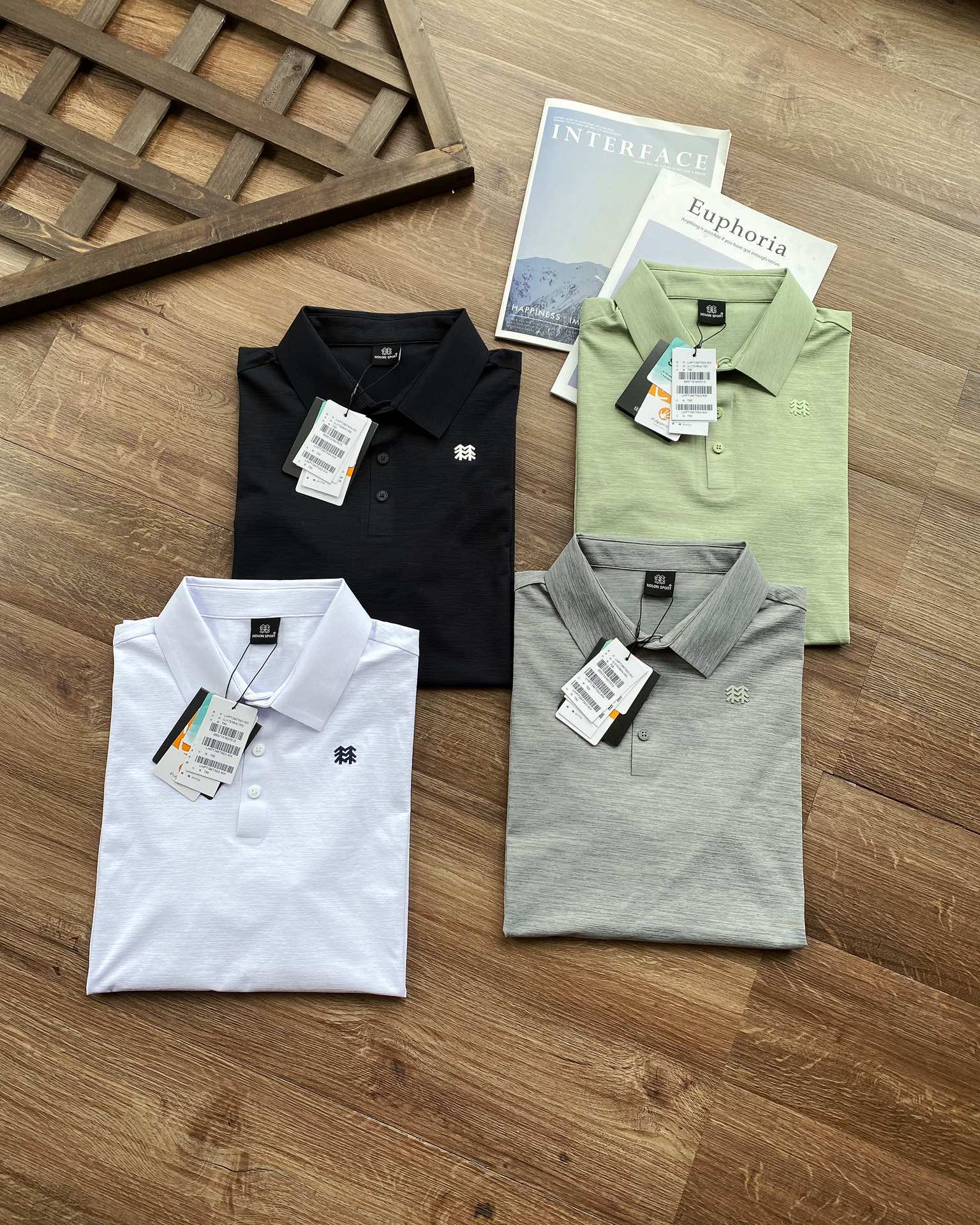 💰110【竹节棉速干POLO】KOLONSPORT 可隆polo衫男款户外上衣运动T恤翻领短袖！！
LIFE STYLE系列旅行/通勤
为喜爱户外，崇尚自我的城市户外人士打造的系列
适合城市日常通勤及近郊的轻户外活动，包括潮流搭配、都市探索、休闲健身、旅游出行等。
速干防晒，清爽一夏！！
设计亮点:
极简美学
采用一经上市就备受好评的竹节速干面料，透气轻薄，不透视，告别传统门襟衫工艺，纽扣logo刻字，一比一精美复刻
面料加入特殊干爽纤维，高效速干，穿着体感清爽不粘腻防晒指数UPF65+，有效抵御紫外线侵袭，高效防晒高品质热压衣领门襟工艺，凸显极简美学理念。
颜色：绿色，灰色，白色，黑色
尺码：M-XXL
M：肩宽48，胸围104，衣长70，建议125左右
L：肩宽49，胸围108，衣长71，建议145左右
XL：肩宽50，胸围112，衣长72，建议165左右
XXL：肩宽51，胸围116，衣长73，建议185左右