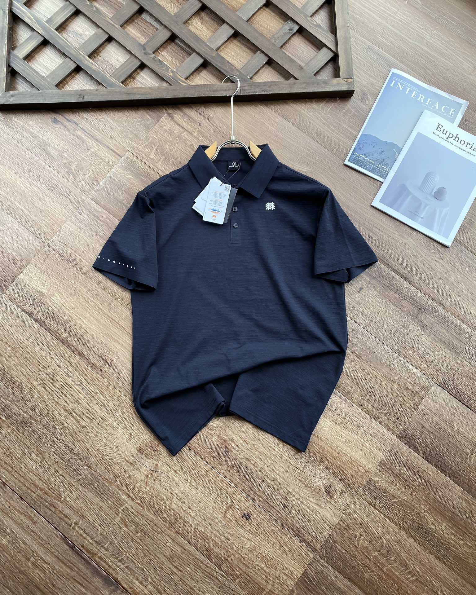 💰110【竹节棉速干POLO】KOLONSPORT 可隆polo衫男款户外上衣运动T恤翻领短袖！！
LIFE STYLE系列旅行/通勤
为喜爱户外，崇尚自我的城市户外人士打造的系列
适合城市日常通勤及近郊的轻户外活动，包括潮流搭配、都市探索、休闲健身、旅游出行等。
速干防晒，清爽一夏！！
设计亮点:
极简美学
采用一经上市就备受好评的竹节速干面料，透气轻薄，不透视，告别传统门襟衫工艺，纽扣logo刻字，一比一精美复刻
面料加入特殊干爽纤维，高效速干，穿着体感清爽不粘腻防晒指数UPF65+，有效抵御紫外线侵袭，高效防晒高品质热压衣领门襟工艺，凸显极简美学理念。
颜色：绿色，灰色，白色，黑色
尺码：M-XXL
M：肩宽48，胸围104，衣长70，建议125左右
L：肩宽49，胸围108，衣长71，建议145左右
XL：肩宽50，胸围112，衣长72，建议165左右
XXL：肩宽51，胸围116，衣长73，建议185左右