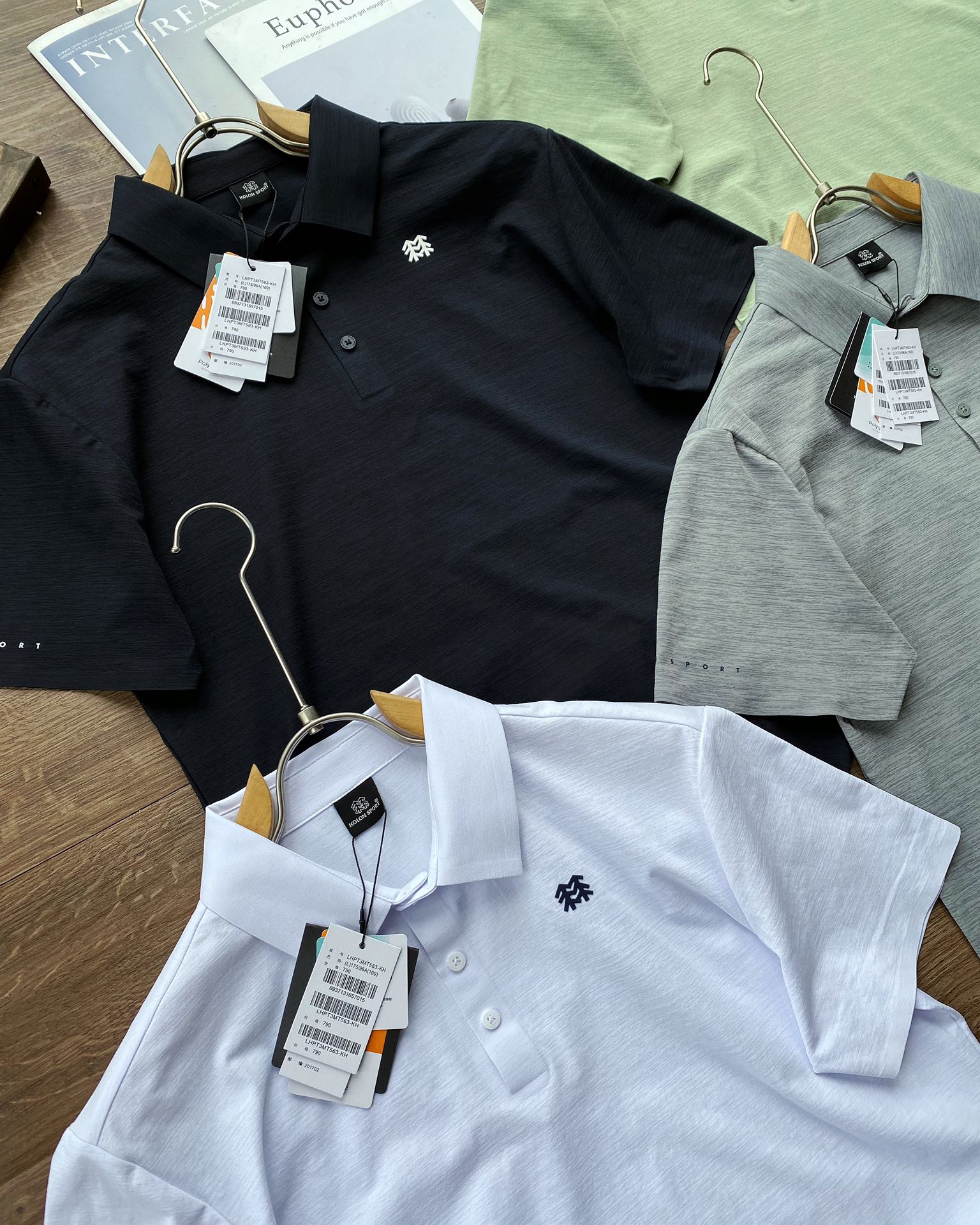 💰110【竹节棉速干POLO】KOLONSPORT 可隆polo衫男款户外上衣运动T恤翻领短袖！！
LIFE STYLE系列旅行/通勤
为喜爱户外，崇尚自我的城市户外人士打造的系列
适合城市日常通勤及近郊的轻户外活动，包括潮流搭配、都市探索、休闲健身、旅游出行等。
速干防晒，清爽一夏！！
设计亮点:
极简美学
采用一经上市就备受好评的竹节速干面料，透气轻薄，不透视，告别传统门襟衫工艺，纽扣logo刻字，一比一精美复刻
面料加入特殊干爽纤维，高效速干，穿着体感清爽不粘腻防晒指数UPF65+，有效抵御紫外线侵袭，高效防晒高品质热压衣领门襟工艺，凸显极简美学理念。
颜色：绿色，灰色，白色，黑色
尺码：M-XXL
M：肩宽48，胸围104，衣长70，建议125左右
L：肩宽49，胸围108，衣长71，建议145左右
XL：肩宽50，胸围112，衣长72，建议165左右
XXL：肩宽51，胸围116，衣长73，建议185左右