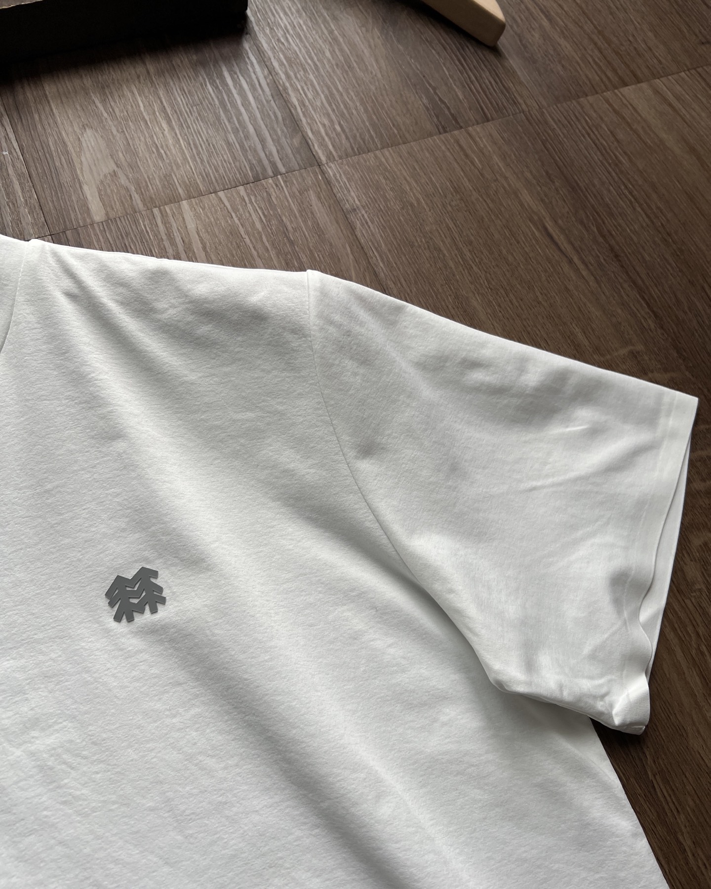 💰85
KOLON SPORT可隆专柜新款 男女同款SECO圆领短袖速干T恤 运动休闲户外吸湿t恤短袖,夏UPF45+防晒抗菌上衣.KL后字母圆领体恤这款T恤主打功能性与舒适性,简单休闲,体感极度轻盈舒适。精致3D立体压胶logo字母非常的具有立体感!等大家拿到手之后,可以细细观察,咱们衣服的走线精巧,非常的有质感!面料定织定染高弹速干,不掉色不变形,蓬松有质感。 围绕防晒,速干,吸湿,抗菌等主题功能,由染色厂经过;前处理,染色 ,功能性处理 ,功能性定型 ,等等复杂工艺,严检呈现。防晒指数UPF45+ 高效阻隔UVA/UVB,UVA防护率≥97% UVB防护率≥99%更好地阻隔紫外线,防止晒黑晒老晒红晒伤等紫外线问题。面料还加入特殊干爽纤维,高效吸湿速干,穿着清爽不粘腻。缝制也是精细,检品要求,包装细致,质量极佳。综合整衣特点强力推荐给喜爱户外,崇尚自我的户外人士,为日常通勤及郊外的轻户外活动加衣添彩。穿着场景:潮流搭配,都市探索,休闲健身,旅游出行等。亲身试穿体感不虚,值得拥有!衣服版型也是主打运动休闲,舒适修身!简单大气,大小适中鲜明又不张扬!
【SECO吸湿速干T恤夏季UPF35+抗菌防晒T恤】
百分百原代工厂大货剩余,最新SECO3.0升级面料,抗菌透气速干抗皱,肩膀有立体烫画烫字工艺,采用热熔压胶技术,上身效果非常有型,由于大厂剩余货品,不计成本价格优势
适合夏季通勤及日常活动穿着的短袖,能提供清爽的穿着体验
大身采用自主研发的SECO3.0面料,具有吸湿速干、UPF35+防晒及抗菌功能面料增加50%可回收纱线,贯彻K SPORT的ESG理念
男款:
领口门襟及袖口处采用贴合工艺,提升外观的品质感
右肩线以及后背印有“K SPORT”圆角立体烫画,展示品牌标识,彰显品味与格调
颜色:黑色 象牙白 蓝色 驼色
尺码:M-3XL
M:肩宽45 胸围100 衣长68 建议120斤
L:肩宽46 胸围105 衣长69 建议140斤
XL:肩宽48 胸围110 衣长70 建议160斤
2XL:肩宽49 胸围115 衣长71 建议180斤
3XL:肩宽51 胸围121 衣长72 建议200斤