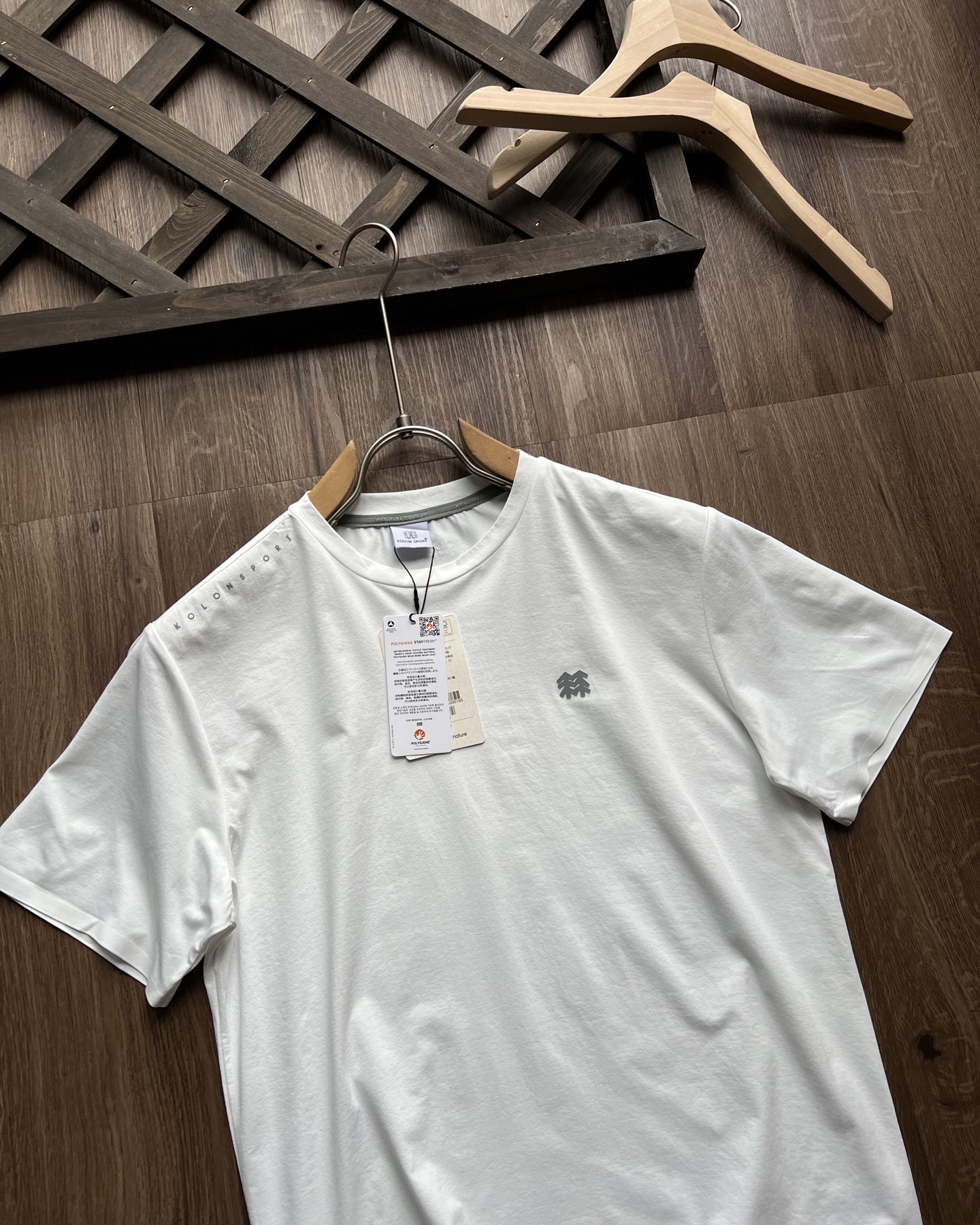 💰85
KOLON SPORT可隆专柜新款 男女同款SECO圆领短袖速干T恤 运动休闲户外吸湿t恤短袖,夏UPF45+防晒抗菌上衣.KL后字母圆领体恤这款T恤主打功能性与舒适性,简单休闲,体感极度轻盈舒适。精致3D立体压胶logo字母非常的具有立体感!等大家拿到手之后,可以细细观察,咱们衣服的走线精巧,非常的有质感!面料定织定染高弹速干,不掉色不变形,蓬松有质感。 围绕防晒,速干,吸湿,抗菌等主题功能,由染色厂经过;前处理,染色 ,功能性处理 ,功能性定型 ,等等复杂工艺,严检呈现。防晒指数UPF45+ 高效阻隔UVA/UVB,UVA防护率≥97% UVB防护率≥99%更好地阻隔紫外线,防止晒黑晒老晒红晒伤等紫外线问题。面料还加入特殊干爽纤维,高效吸湿速干,穿着清爽不粘腻。缝制也是精细,检品要求,包装细致,质量极佳。综合整衣特点强力推荐给喜爱户外,崇尚自我的户外人士,为日常通勤及郊外的轻户外活动加衣添彩。穿着场景:潮流搭配,都市探索,休闲健身,旅游出行等。亲身试穿体感不虚,值得拥有!衣服版型也是主打运动休闲,舒适修身!简单大气,大小适中鲜明又不张扬!
【SECO吸湿速干T恤夏季UPF35+抗菌防晒T恤】
百分百原代工厂大货剩余,最新SECO3.0升级面料,抗菌透气速干抗皱,肩膀有立体烫画烫字工艺,采用热熔压胶技术,上身效果非常有型,由于大厂剩余货品,不计成本价格优势
适合夏季通勤及日常活动穿着的短袖,能提供清爽的穿着体验
大身采用自主研发的SECO3.0面料,具有吸湿速干、UPF35+防晒及抗菌功能面料增加50%可回收纱线,贯彻K SPORT的ESG理念
男款:
领口门襟及袖口处采用贴合工艺,提升外观的品质感
右肩线以及后背印有“K SPORT”圆角立体烫画,展示品牌标识,彰显品味与格调
颜色:黑色 象牙白 蓝色 驼色
尺码:M-3XL
M:肩宽45 胸围100 衣长68 建议120斤
L:肩宽46 胸围105 衣长69 建议140斤
XL:肩宽48 胸围110 衣长70 建议160斤
2XL:肩宽49 胸围115 衣长71 建议180斤
3XL:肩宽51 胸围121 衣长72 建议200斤