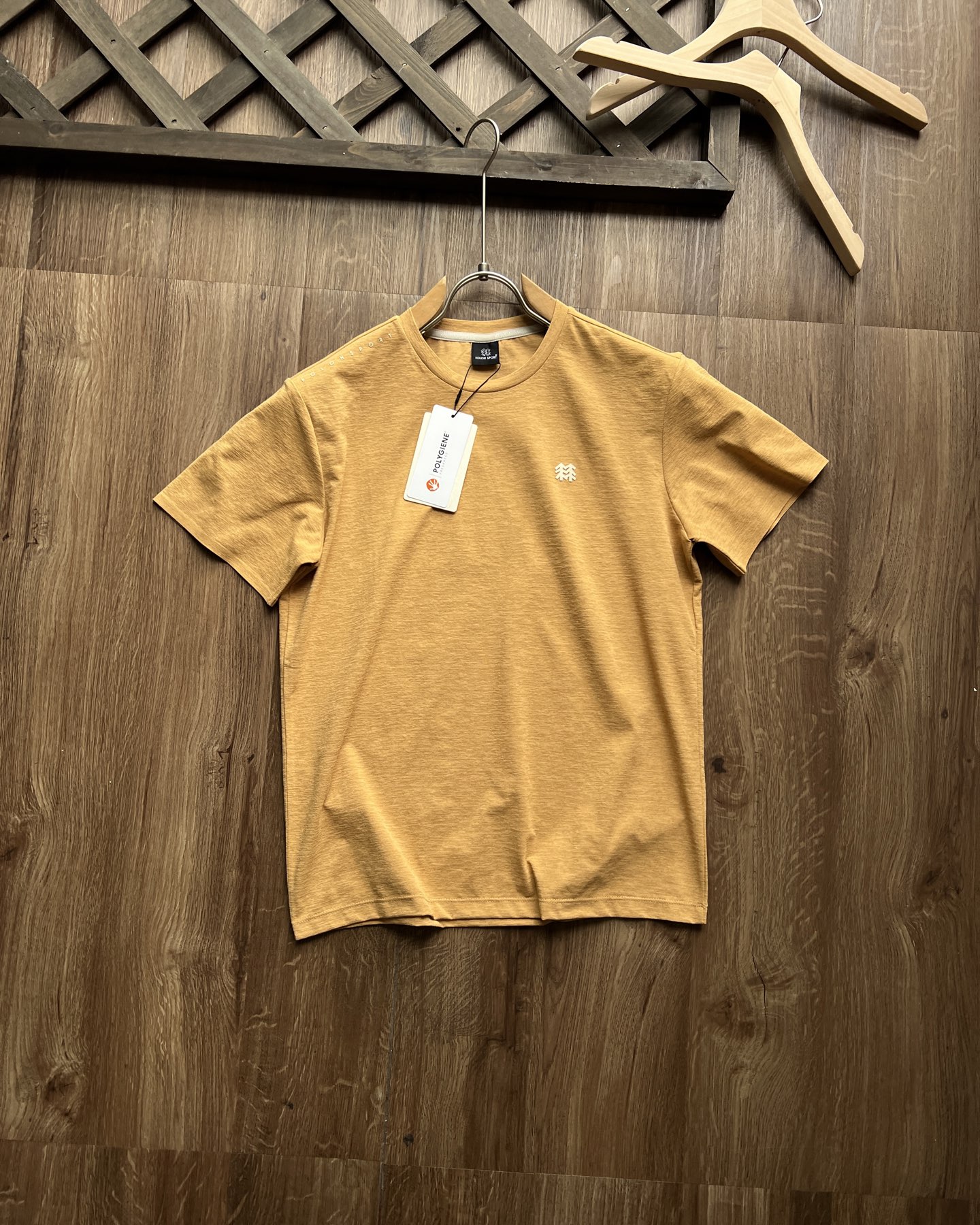 💰85
KOLON SPORT可隆专柜新款 男女同款SECO圆领短袖速干T恤 运动休闲户外吸湿t恤短袖,夏UPF45+防晒抗菌上衣.KL后字母圆领体恤这款T恤主打功能性与舒适性,简单休闲,体感极度轻盈舒适。精致3D立体压胶logo字母非常的具有立体感!等大家拿到手之后,可以细细观察,咱们衣服的走线精巧,非常的有质感!面料定织定染高弹速干,不掉色不变形,蓬松有质感。 围绕防晒,速干,吸湿,抗菌等主题功能,由染色厂经过;前处理,染色 ,功能性处理 ,功能性定型 ,等等复杂工艺,严检呈现。防晒指数UPF45+ 高效阻隔UVA/UVB,UVA防护率≥97% UVB防护率≥99%更好地阻隔紫外线,防止晒黑晒老晒红晒伤等紫外线问题。面料还加入特殊干爽纤维,高效吸湿速干,穿着清爽不粘腻。缝制也是精细,检品要求,包装细致,质量极佳。综合整衣特点强力推荐给喜爱户外,崇尚自我的户外人士,为日常通勤及郊外的轻户外活动加衣添彩。穿着场景:潮流搭配,都市探索,休闲健身,旅游出行等。亲身试穿体感不虚,值得拥有!衣服版型也是主打运动休闲,舒适修身!简单大气,大小适中鲜明又不张扬!
【SECO吸湿速干T恤夏季UPF35+抗菌防晒T恤】
百分百原代工厂大货剩余,最新SECO3.0升级面料,抗菌透气速干抗皱,肩膀有立体烫画烫字工艺,采用热熔压胶技术,上身效果非常有型,由于大厂剩余货品,不计成本价格优势
适合夏季通勤及日常活动穿着的短袖,能提供清爽的穿着体验
大身采用自主研发的SECO3.0面料,具有吸湿速干、UPF35+防晒及抗菌功能面料增加50%可回收纱线,贯彻K SPORT的ESG理念
男款:
领口门襟及袖口处采用贴合工艺,提升外观的品质感
右肩线以及后背印有“K SPORT”圆角立体烫画,展示品牌标识,彰显品味与格调
颜色:黑色 象牙白 蓝色 驼色
尺码:M-3XL
M:肩宽45 胸围100 衣长68 建议120斤
L:肩宽46 胸围105 衣长69 建议140斤
XL:肩宽48 胸围110 衣长70 建议160斤
2XL:肩宽49 胸围115 衣长71 建议180斤
3XL:肩宽51 胸围121 衣长72 建议200斤